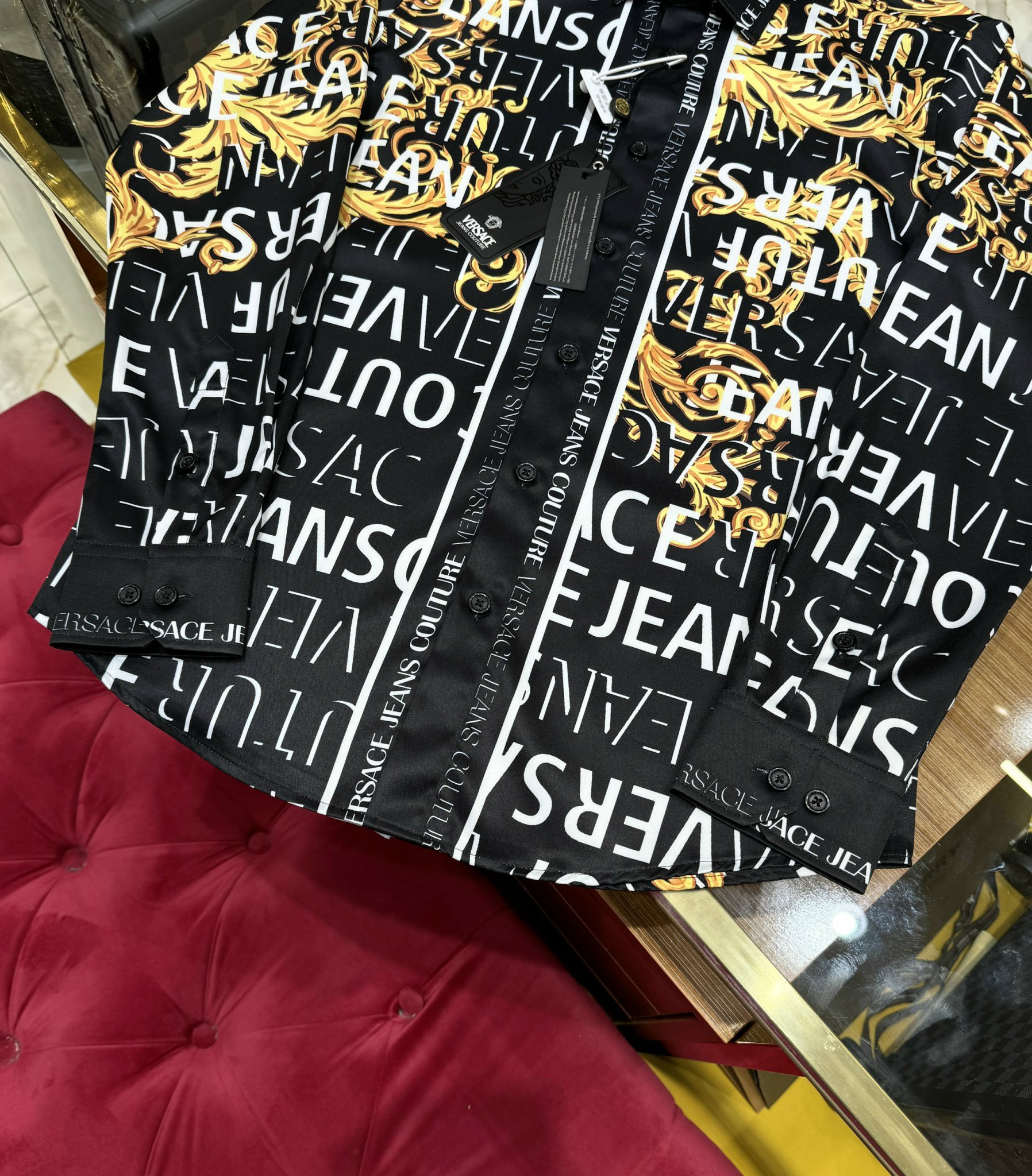 Áo sơ mi dài tay Versace VS Đen họa tiết logo chữ lá vàng full Like Auth on web CD