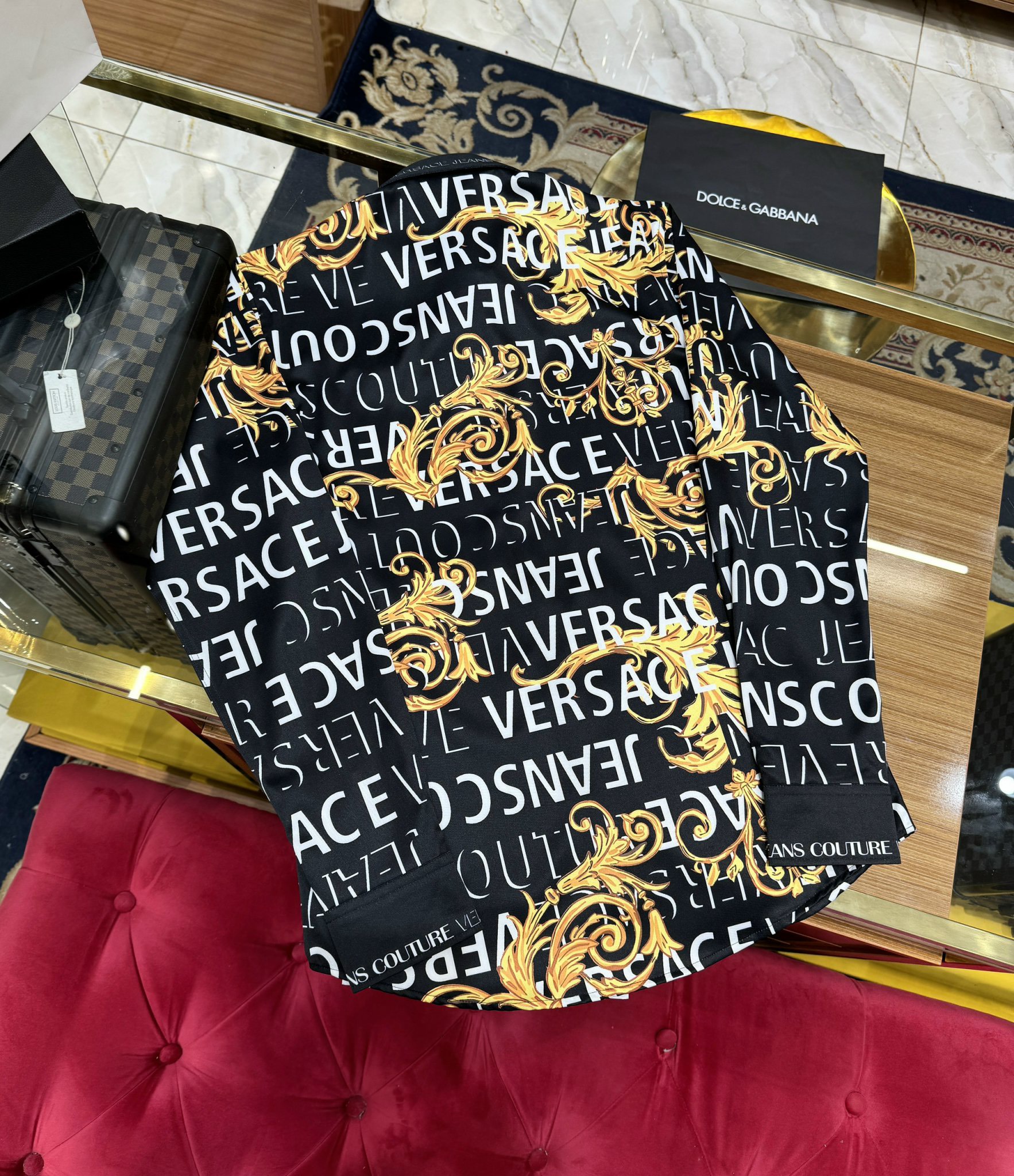 Áo sơ mi dài tay Versace VS Đen họa tiết logo chữ lá vàng full Like Auth on web CD