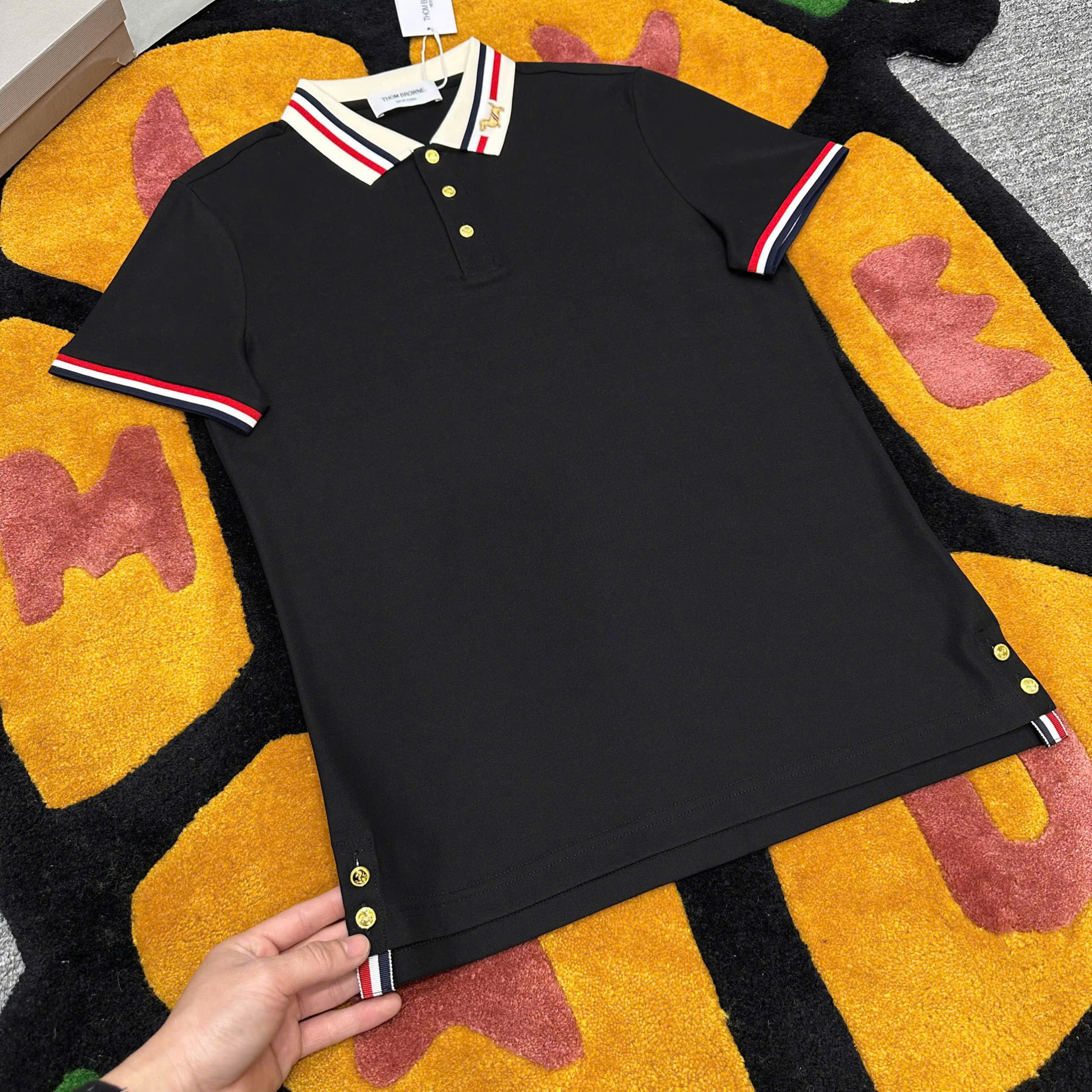 Áo polo Thom Browne TB kẻ sọc màu cổ tay logo Cún thêu cổ Like Auth 1-1 on web MK