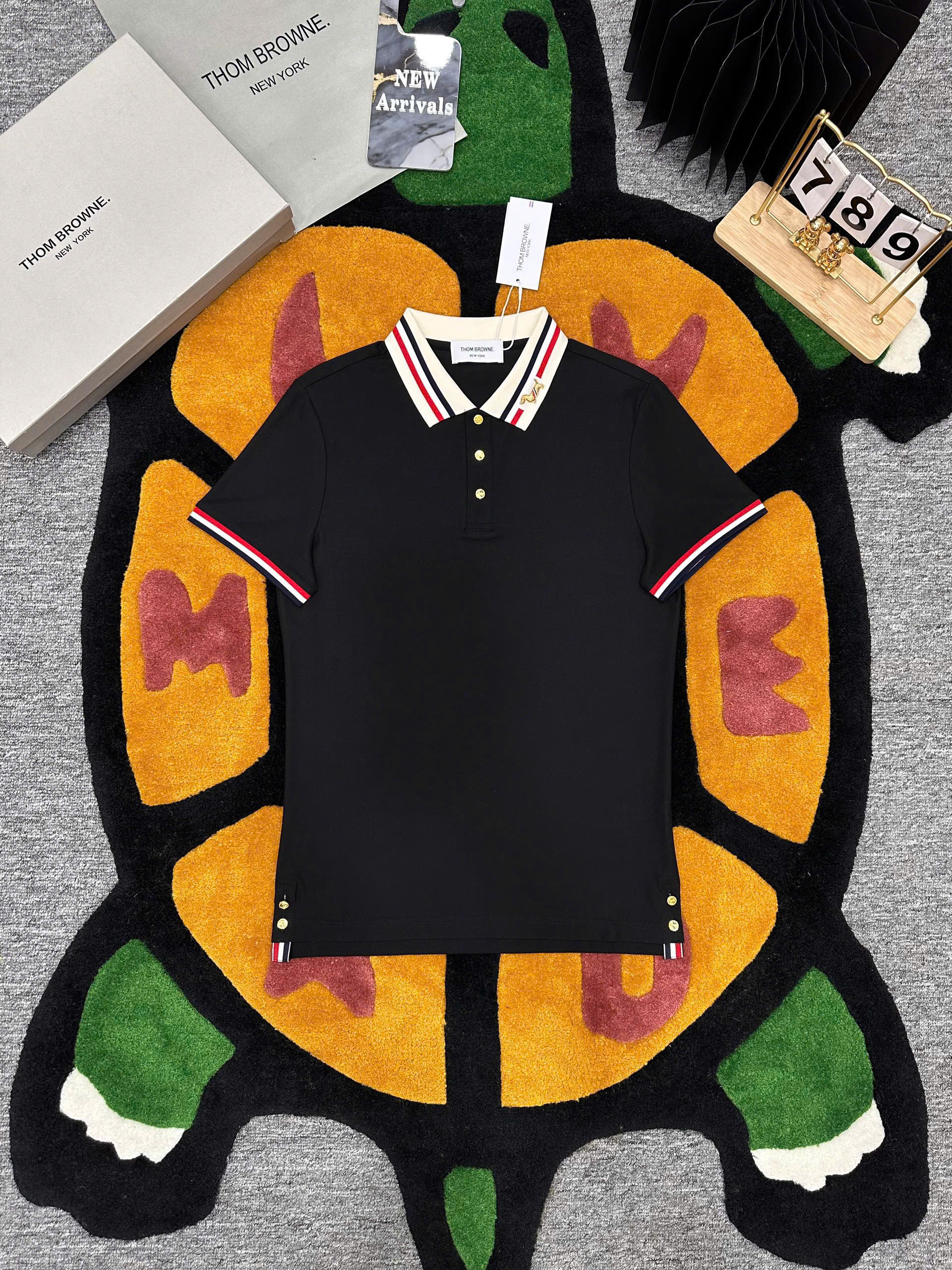 Áo polo Thom Browne TB kẻ sọc màu cổ tay logo Cún thêu cổ Like Auth 1-1 on web MK