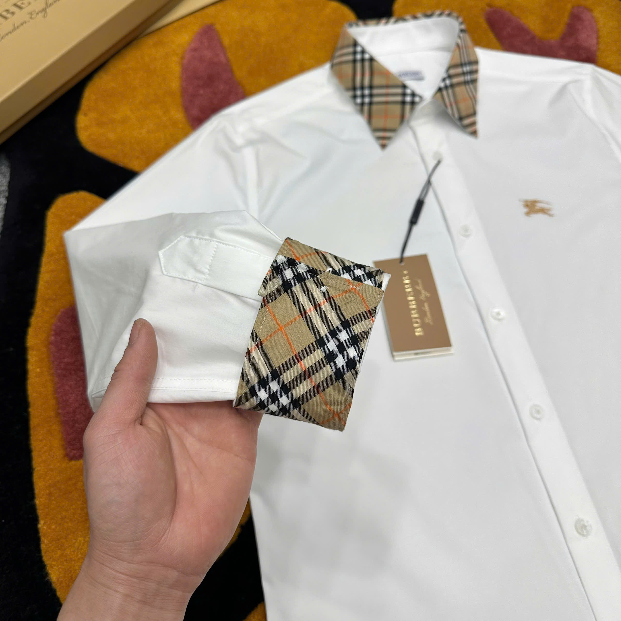 Áo sơ mi dài tay Burberry BBR Trắng logo thêu ngực phối Nâu kẻ sọc cổ tay Like Auth on web MK