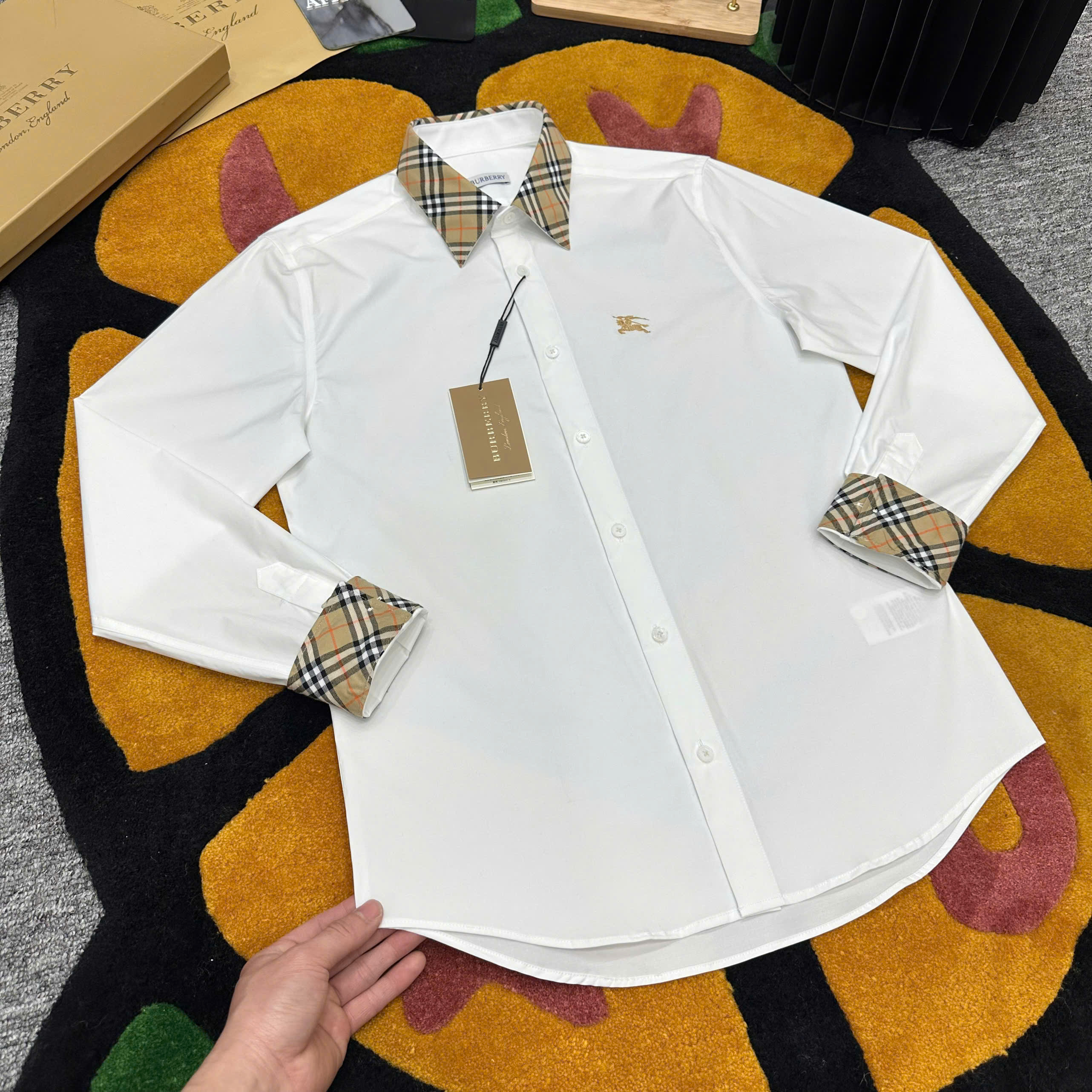 Áo sơ mi dài tay Burberry BBR Trắng logo thêu ngực phối Nâu kẻ sọc cổ tay Like Auth on web MK