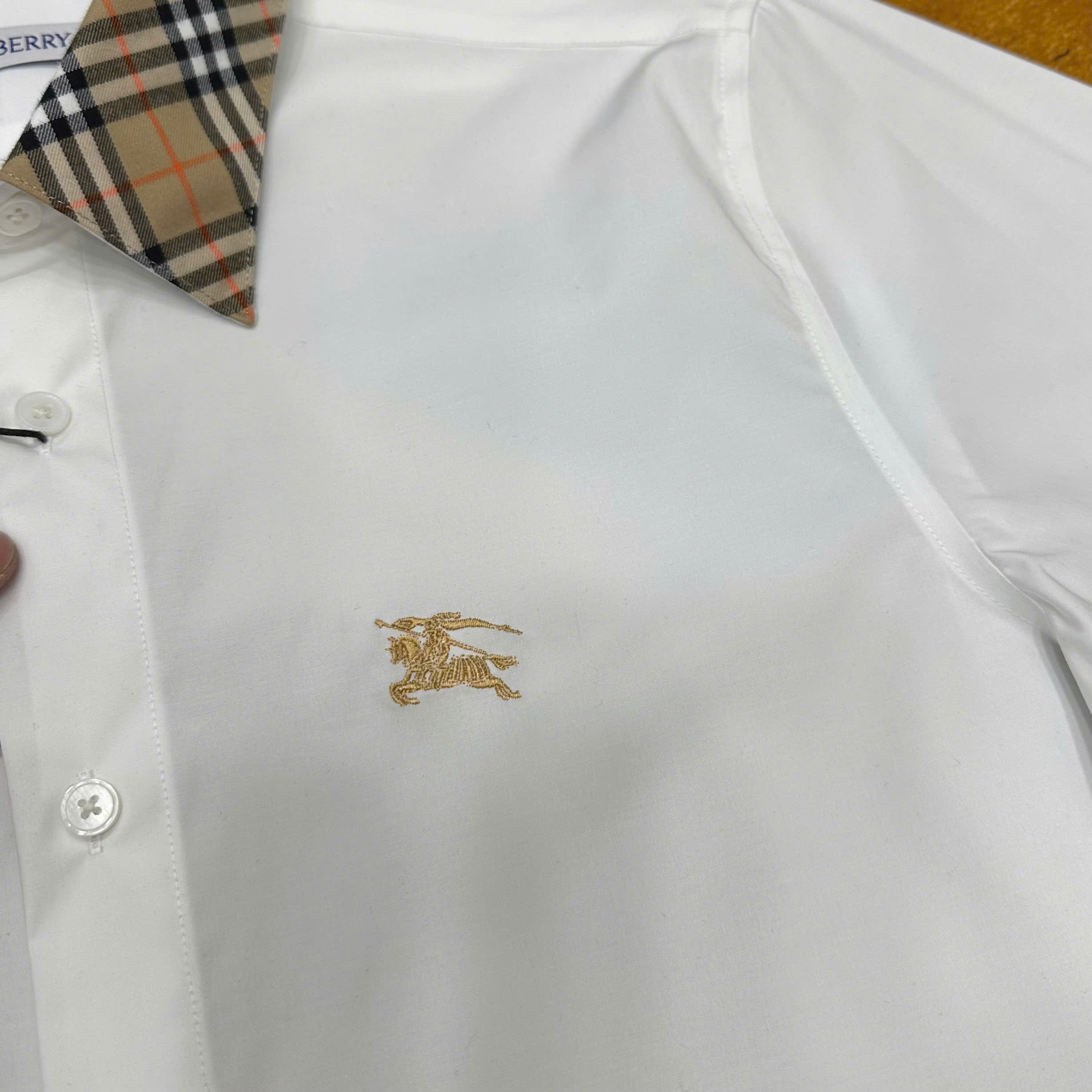 Áo sơ mi dài tay Burberry BBR Trắng logo thêu ngực phối Nâu kẻ sọc cổ tay Like Auth on web MK