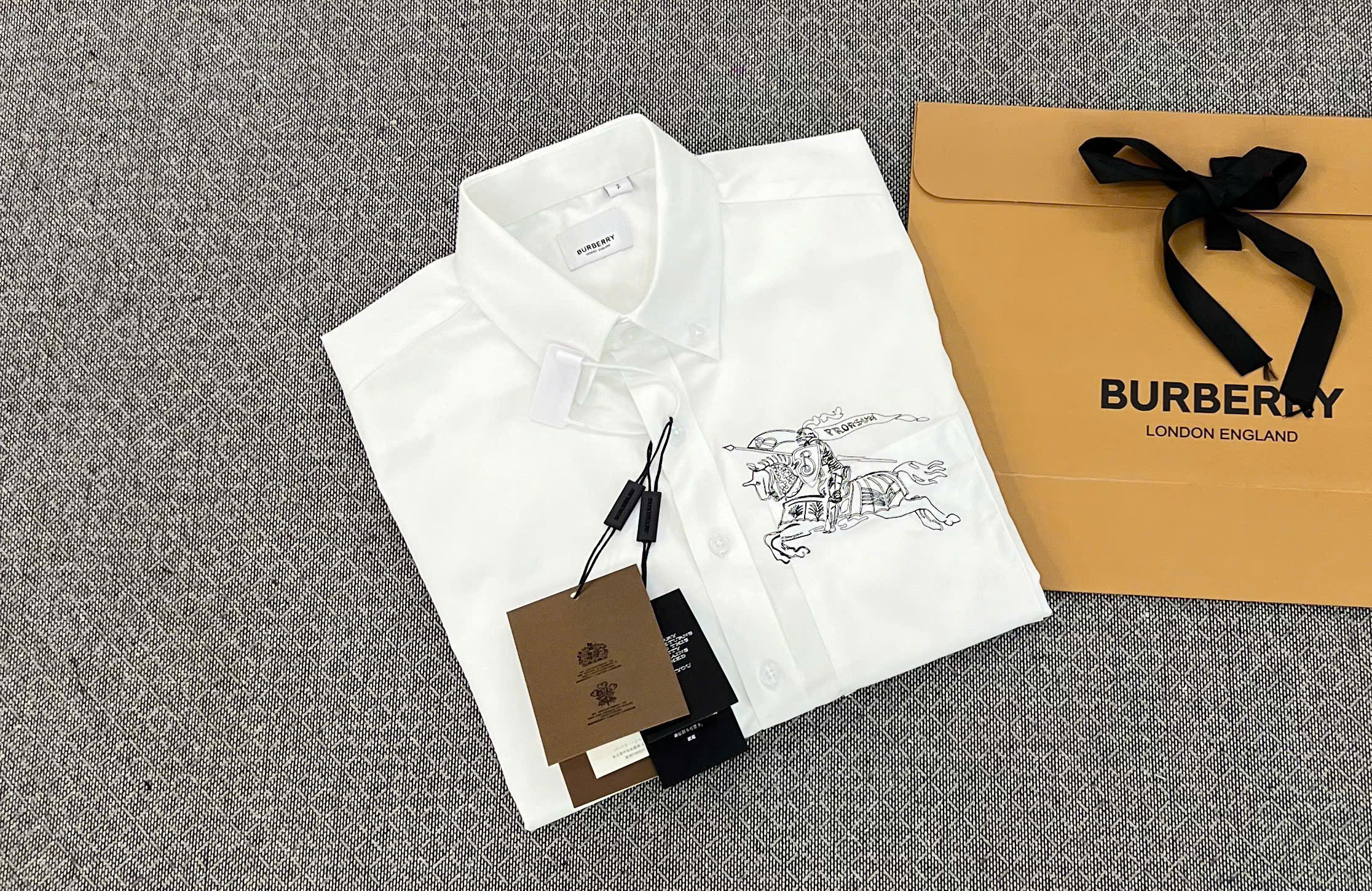 Áo sơ mi cộc tay Burberry BBR Trắng logo cưỡi ngựa thêu túi ngực Like Auth on web MK