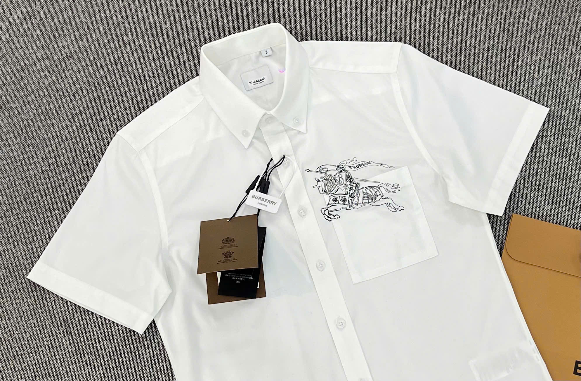 Áo sơ mi cộc tay Burberry BBR Trắng logo cưỡi ngựa thêu túi ngực Like Auth on web MK