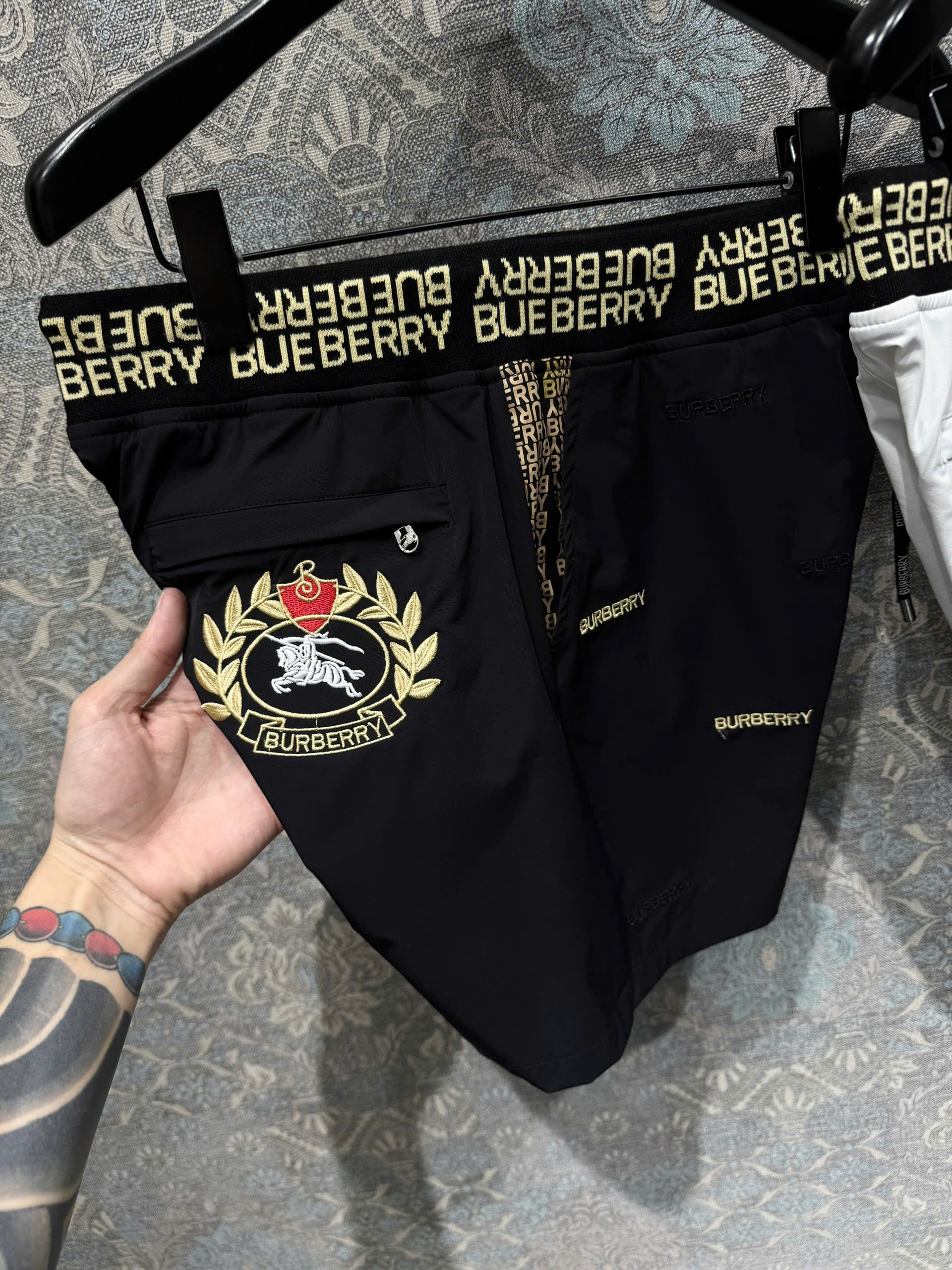 Quần short gió Burberry BBR họa tiết logo huy hiệu thêu nổi Like Auth 1-1 on web MK