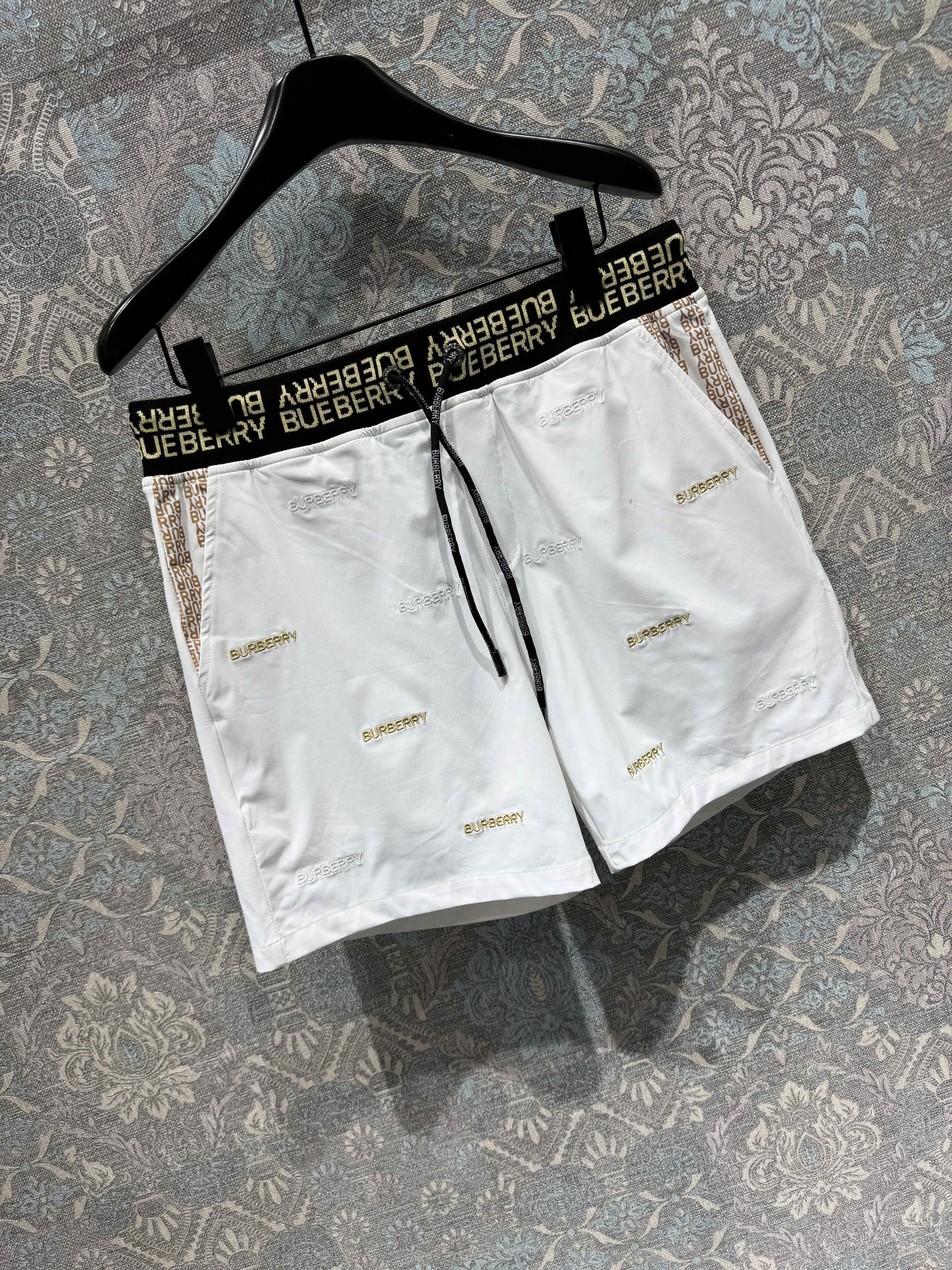 Quần short gió Burberry BBR họa tiết logo huy hiệu thêu nổi Like Auth 1-1 on web MK