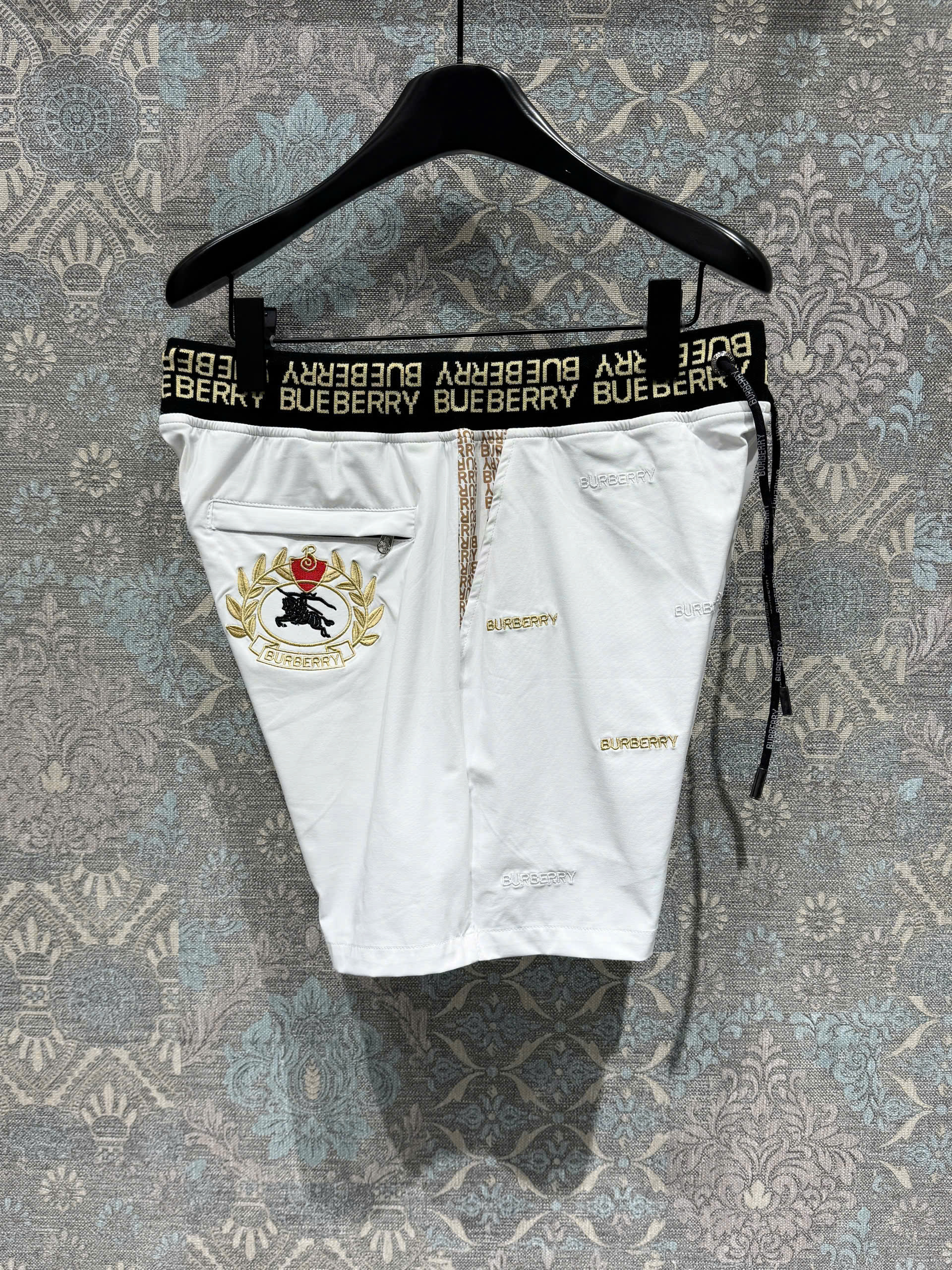 Quần short gió Burberry BBR họa tiết logo huy hiệu thêu nổi Like Auth 1-1 on web MK