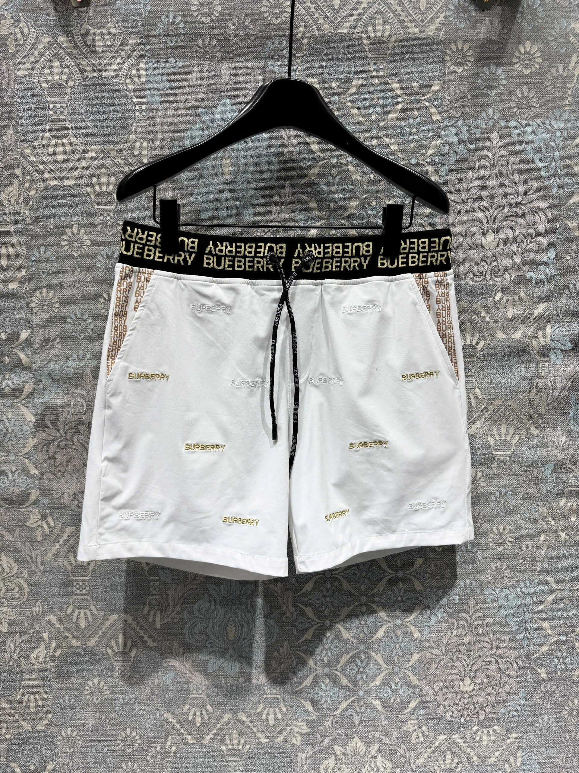 Quần short gió Burberry BBR họa tiết logo huy hiệu thêu nổi Like Auth 1-1 on web MK