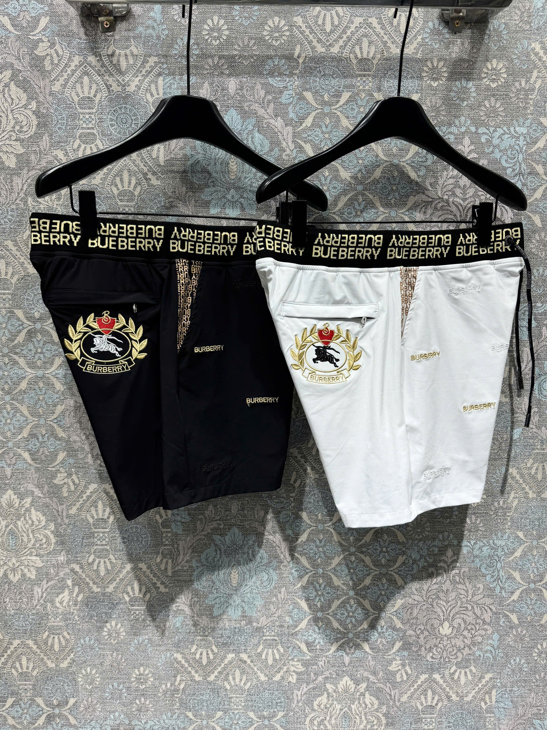 Quần short gió Burberry BBR họa tiết logo huy hiệu thêu nổi Like Auth 1-1 on web MK