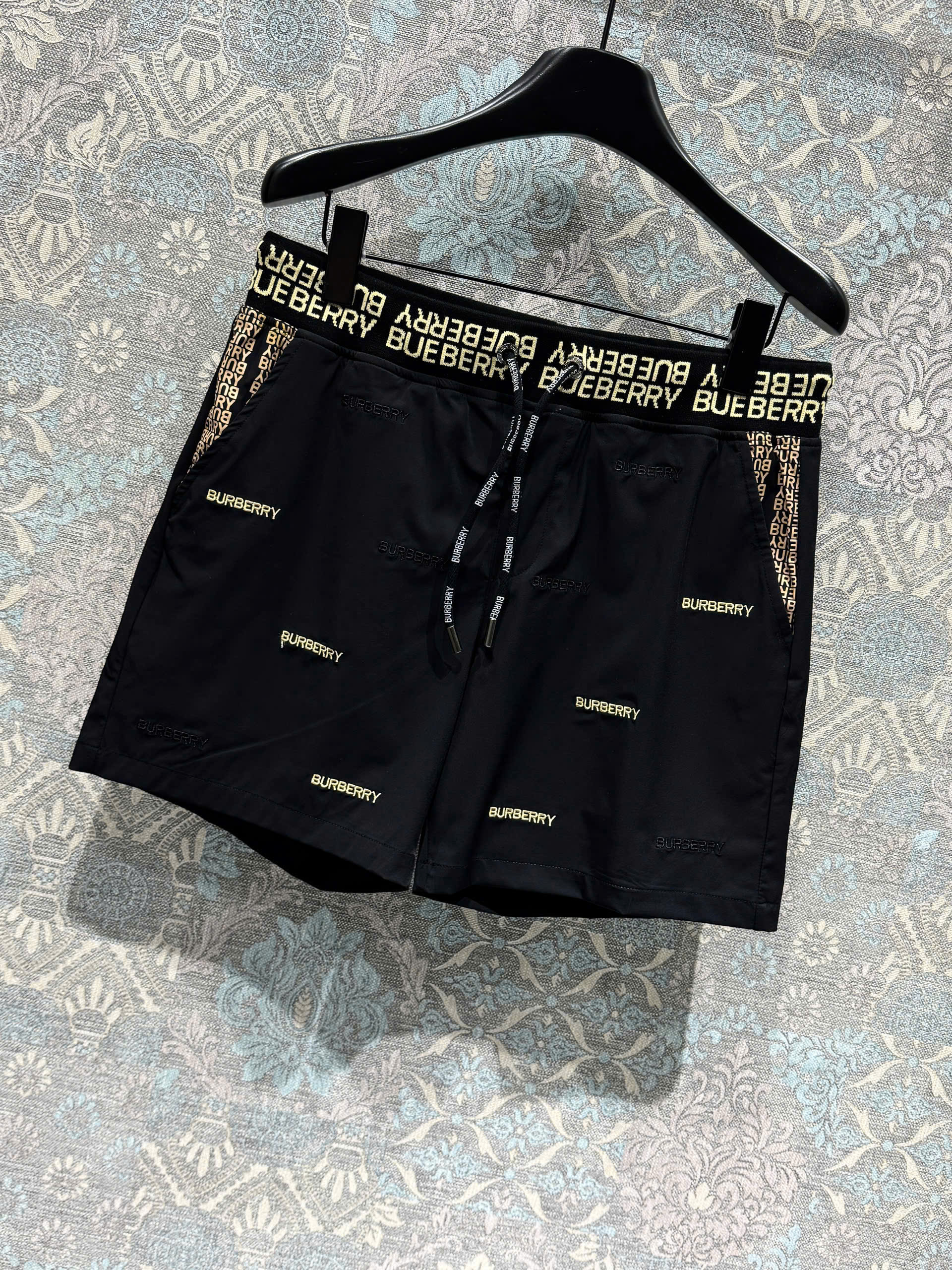Quần short gió Burberry BBR họa tiết logo huy hiệu thêu nổi Like Auth 1-1 on web MK