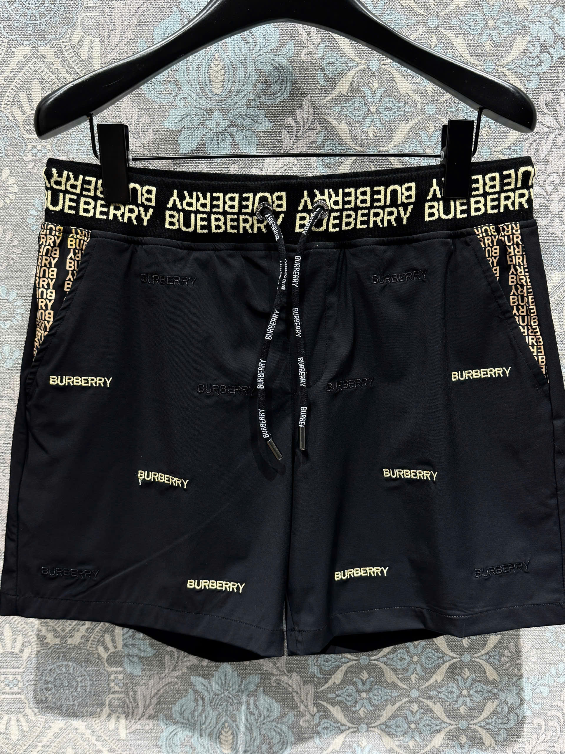Quần short gió Burberry BBR họa tiết logo huy hiệu thêu nổi Like Auth 1-1 on web MK