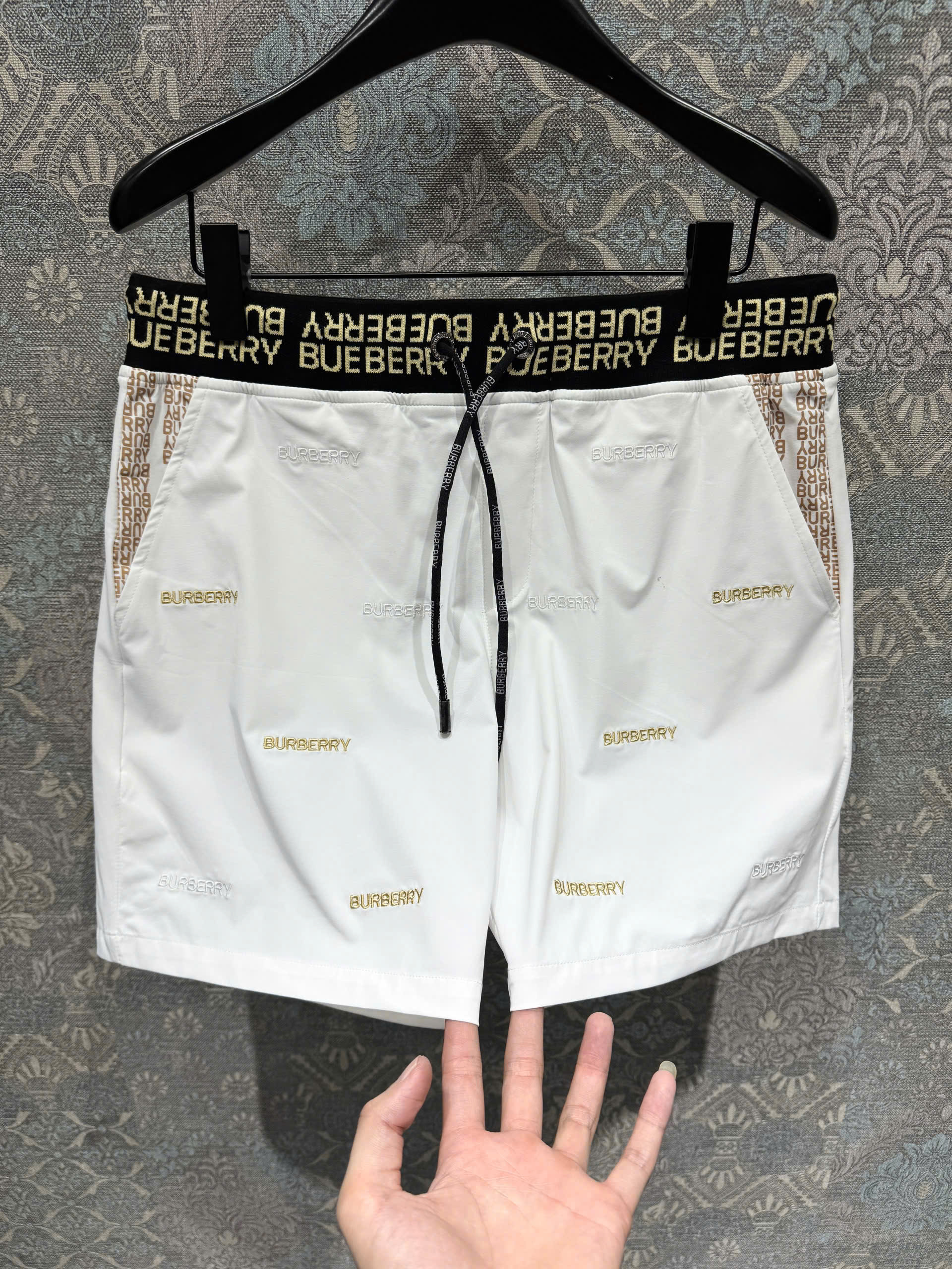 Quần short gió Burberry BBR họa tiết logo huy hiệu thêu nổi Like Auth 1-1 on web MK