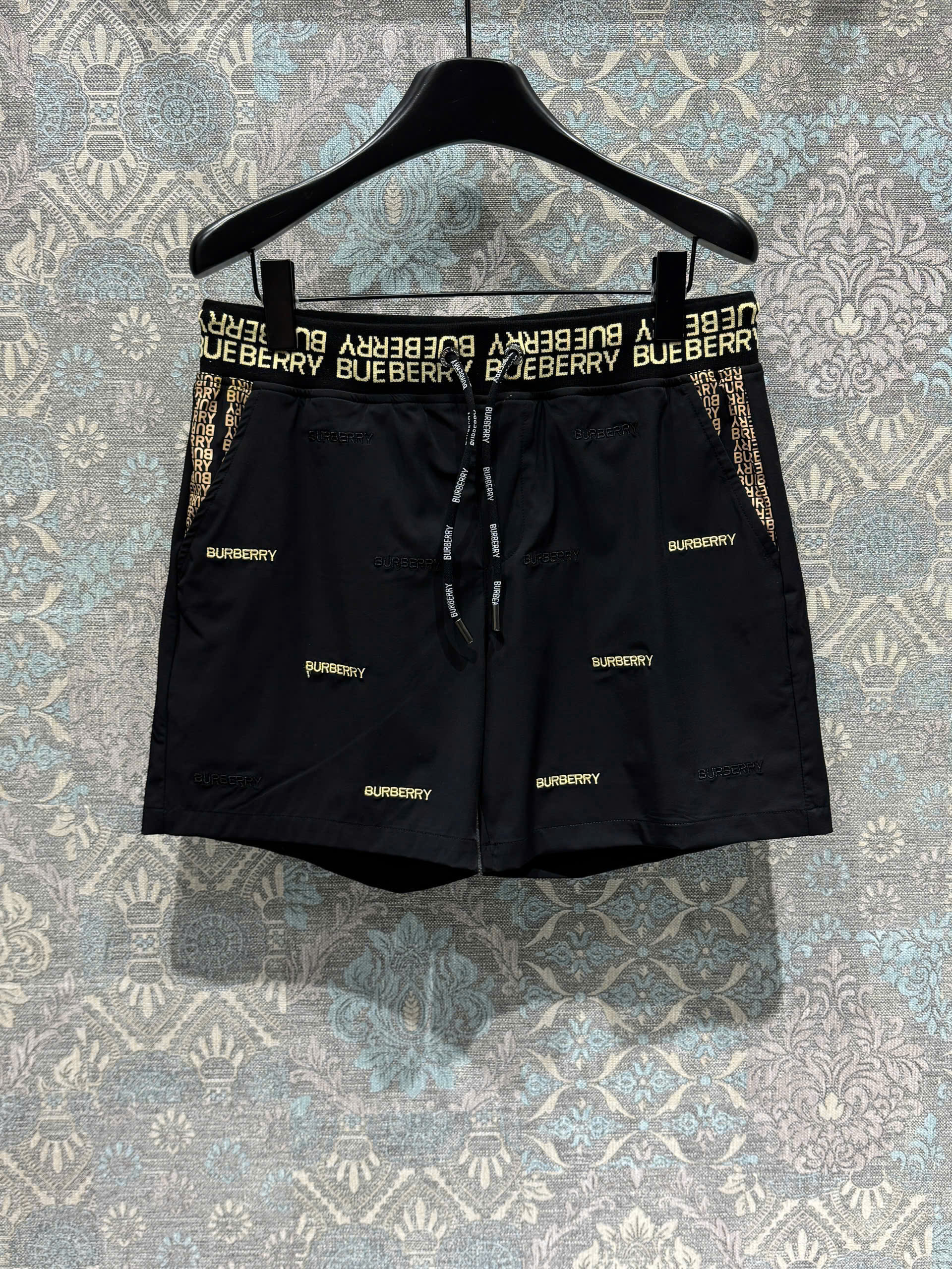 Quần short gió Burberry BBR họa tiết logo huy hiệu thêu nổi Like Auth 1-1 on web MK