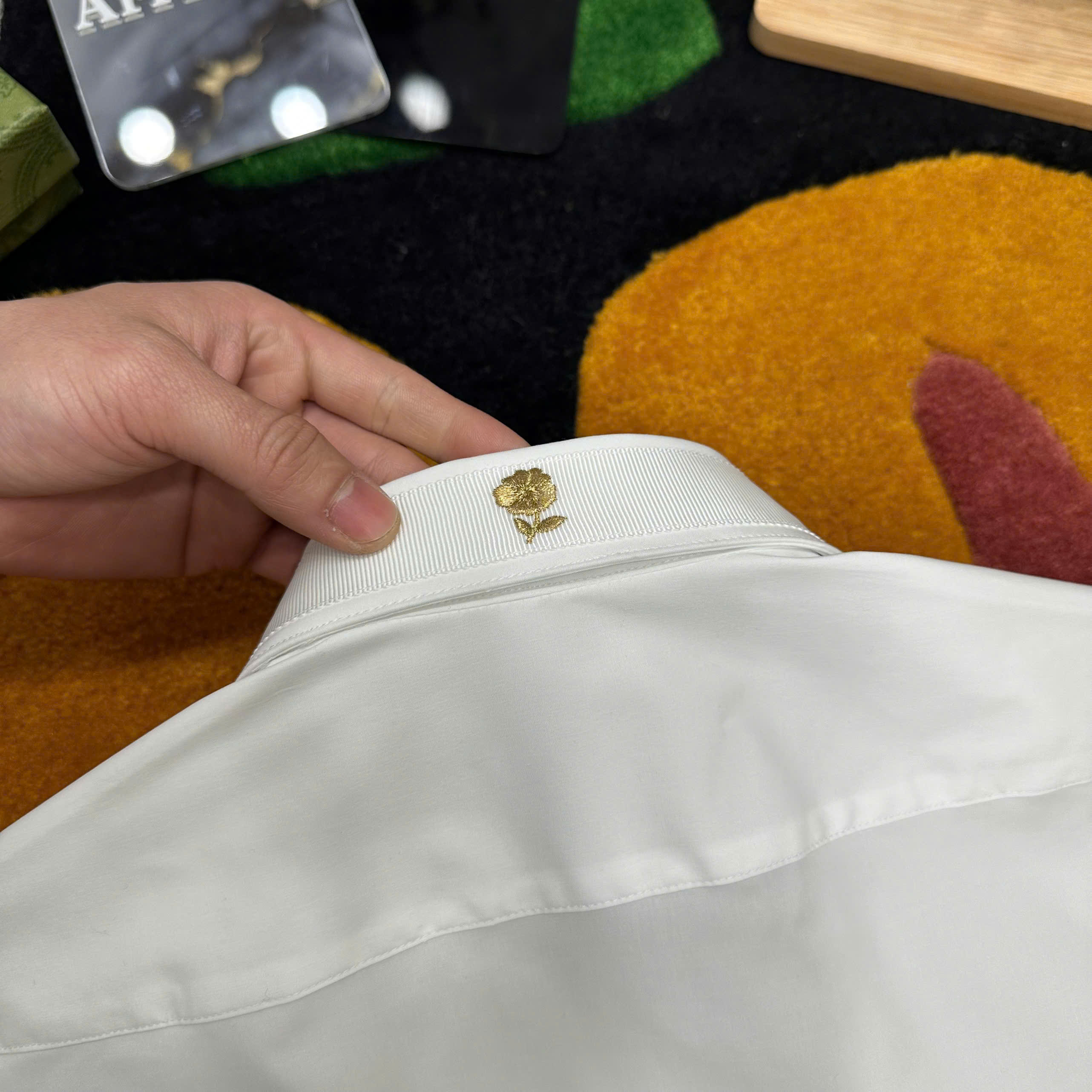 Áo sơ mi dài tay Gucci GC Trắng logo Ong Rắn vàng thêu cổ Like Auth on web MK