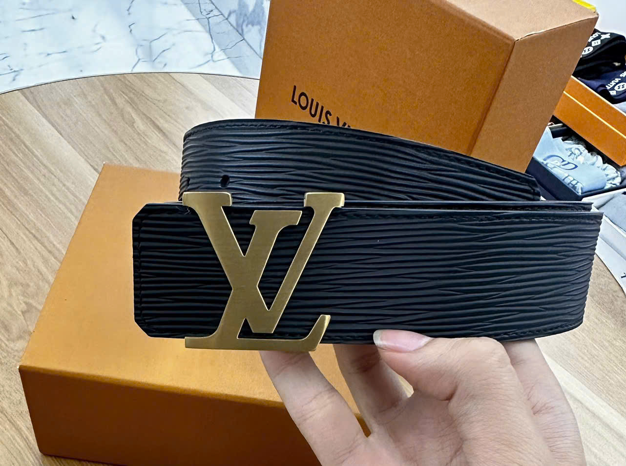 hắt lưng, dây nịt, belt Louis Vuitton LV sần mặt logo Vàng trơn Like Auth 1-1 on web fullbox LK