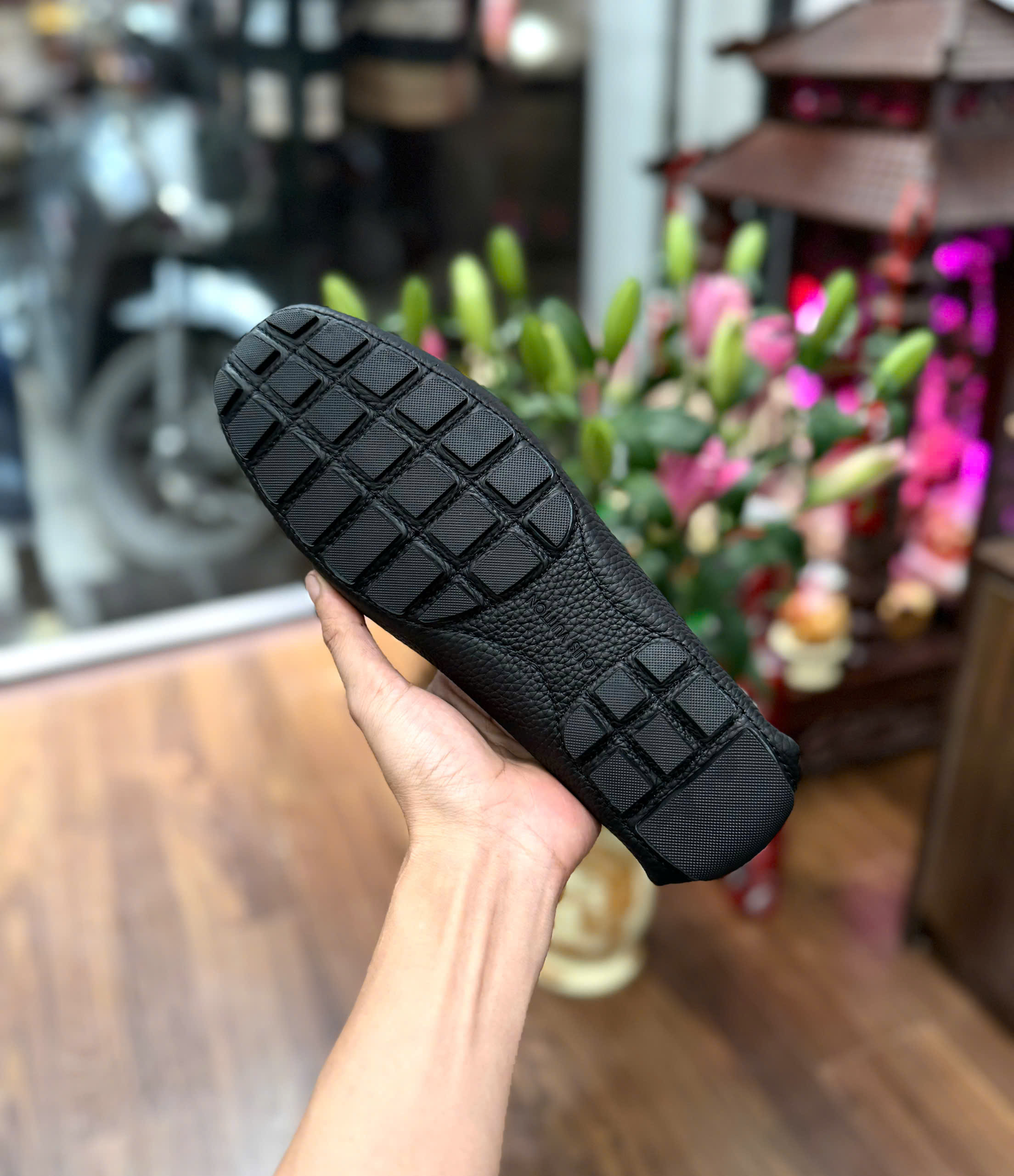 Giày lười moca Louis Vuitton LV Đen họa tiết hoa vân dập chìm Like Auth 1-1 on web fullbox MK