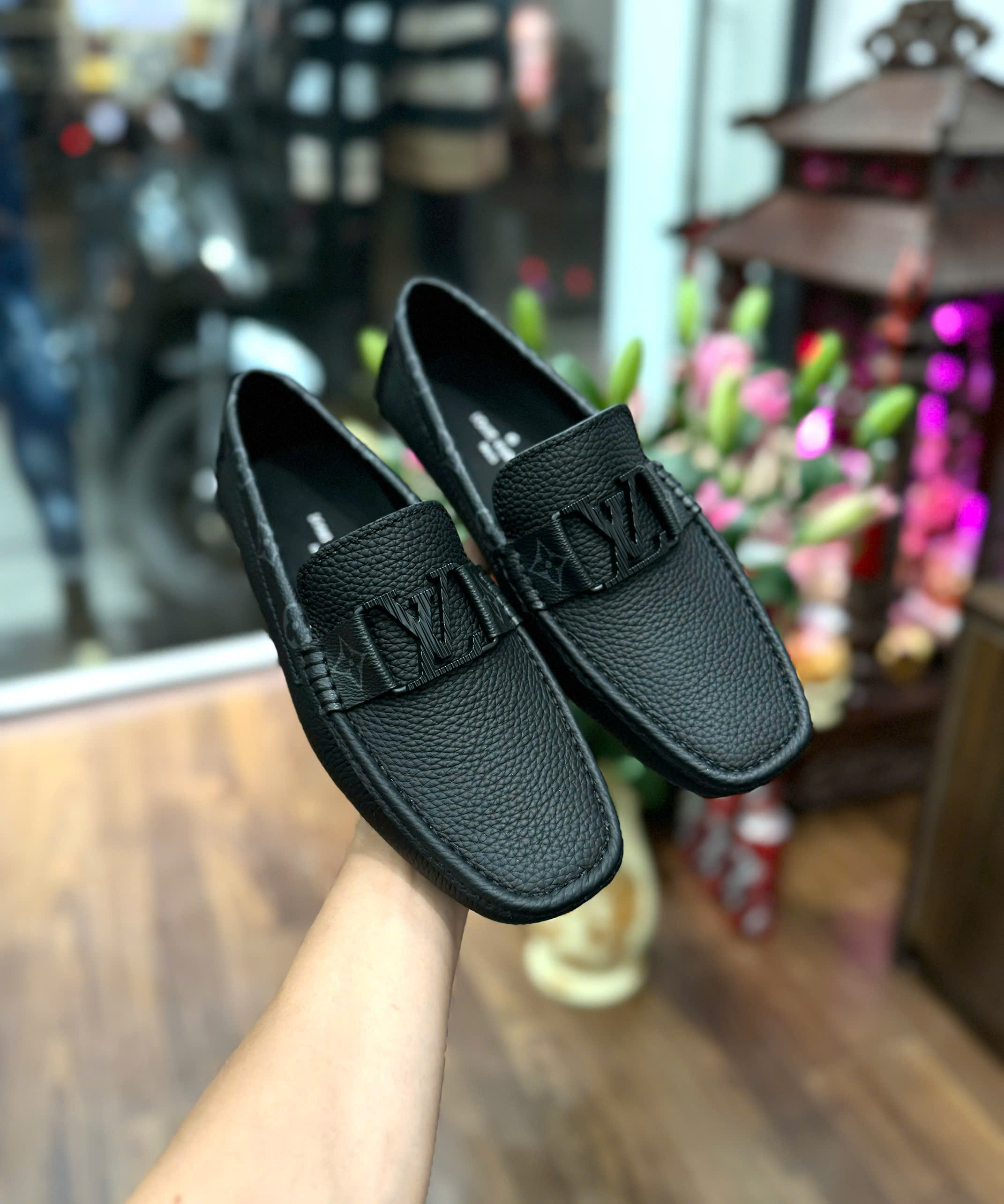 Giày lười moca Louis Vuitton LV Đen họa tiết hoa vân dập chìm Like Auth 1-1 on web fullbox MK