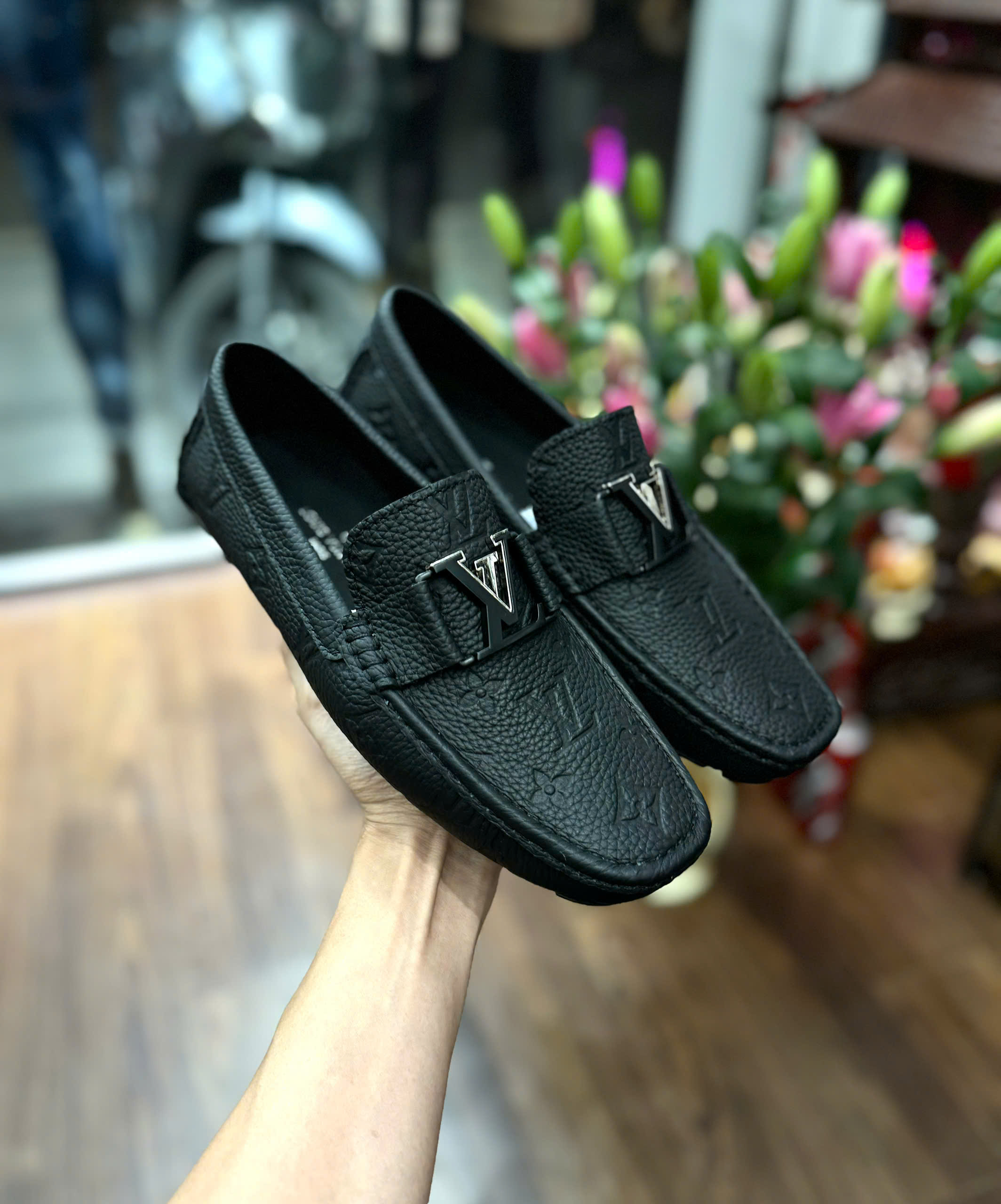 Giày lười moca Louis Vuitton LV Đen họa tiết hoa vân dập chìm Like Auth 1-1 on web fullbox MK