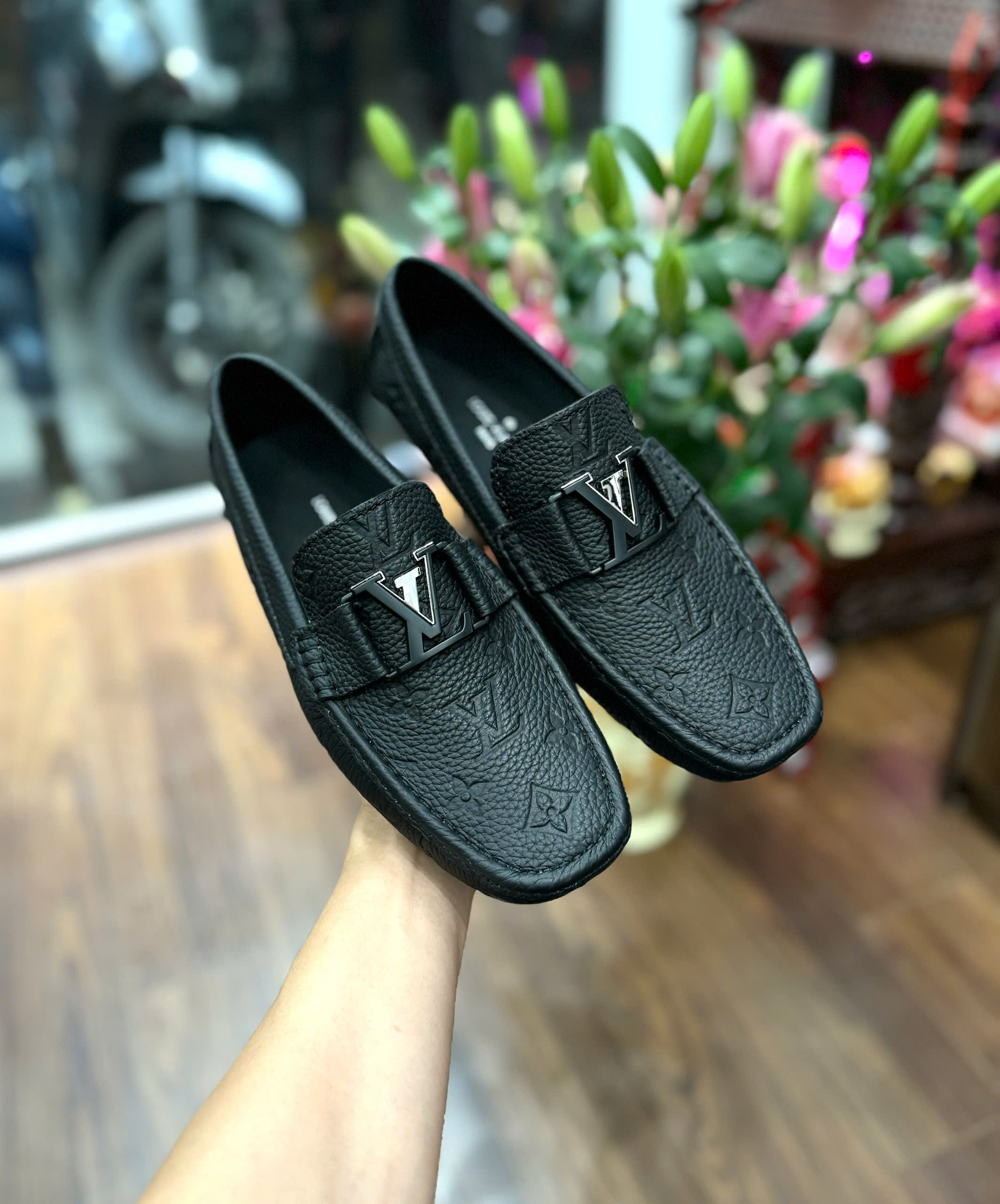 Giày lười moca Louis Vuitton LV Đen họa tiết hoa vân dập chìm Like Auth 1-1 on web fullbox MK