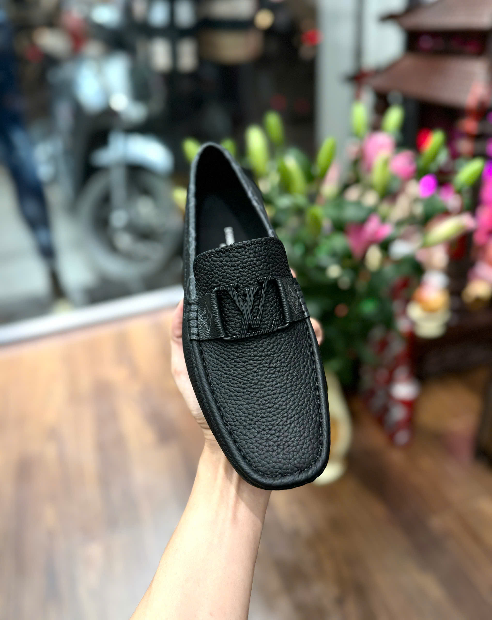 Giày lười moca Louis Vuitton LV Đen họa tiết hoa vân dập chìm Like Auth 1-1 on web fullbox MK