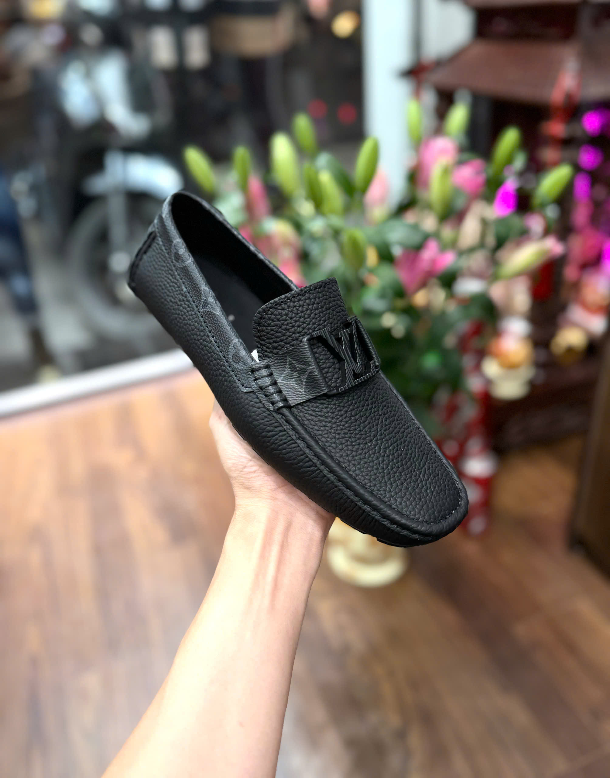 Giày lười moca Louis Vuitton LV Đen họa tiết hoa vân dập chìm Like Auth 1-1 on web fullbox MK