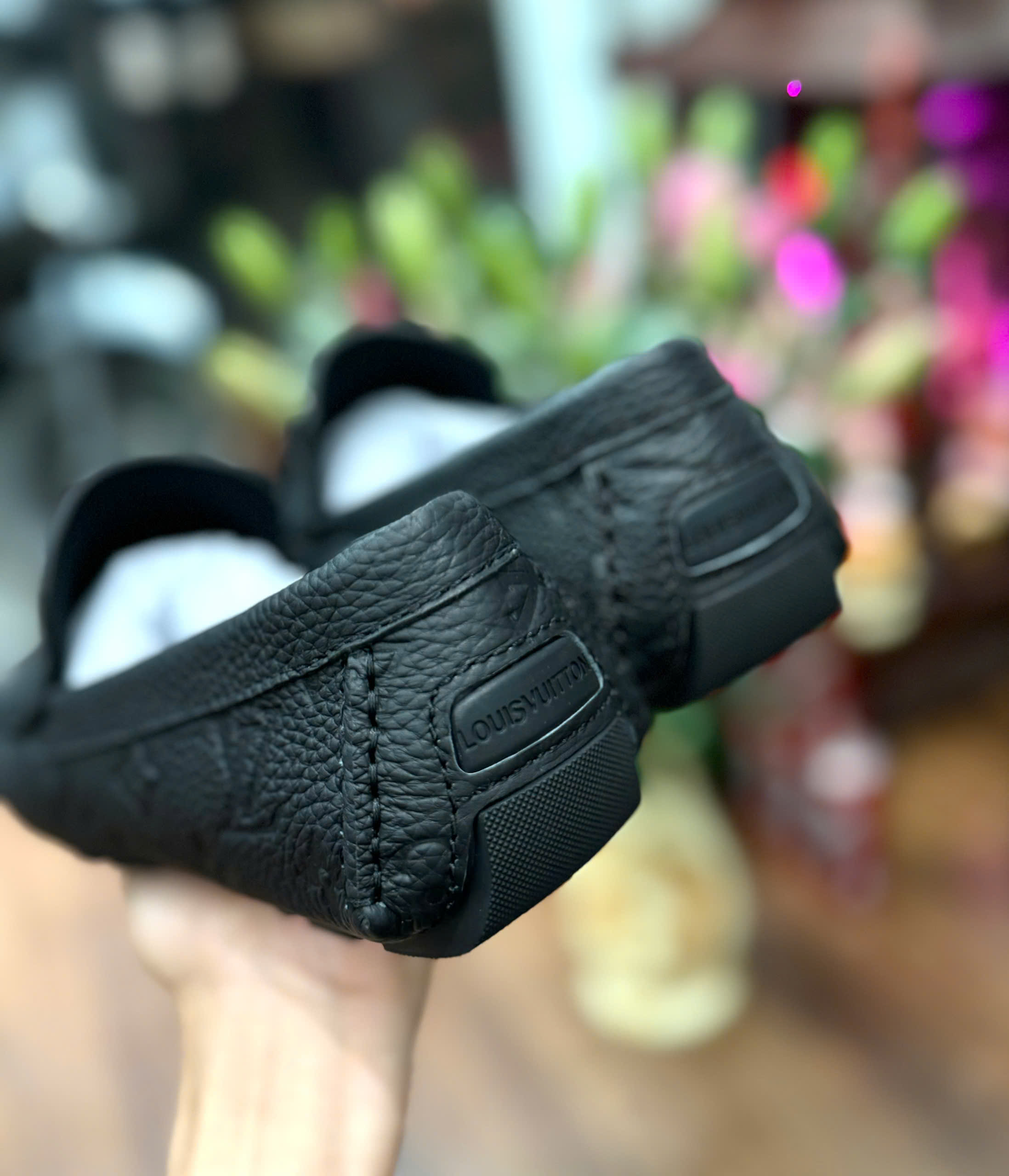 Giày lười moca Louis Vuitton LV Đen họa tiết hoa vân dập chìm Like Auth 1-1 on web fullbox MK