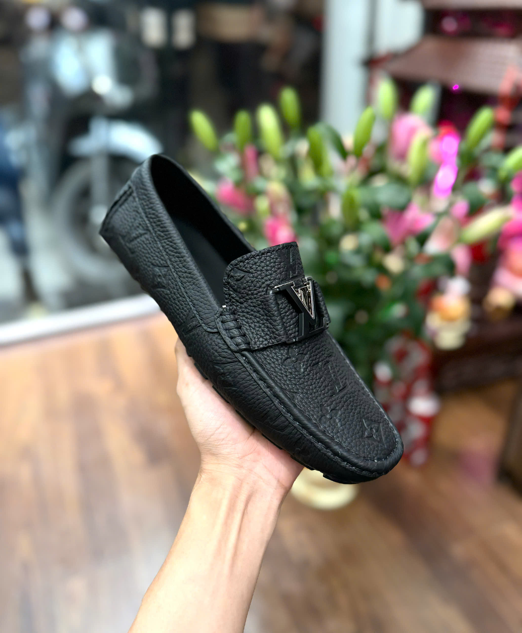 Giày lười moca Louis Vuitton LV Đen họa tiết hoa vân dập chìm Like Auth 1-1 on web fullbox MK