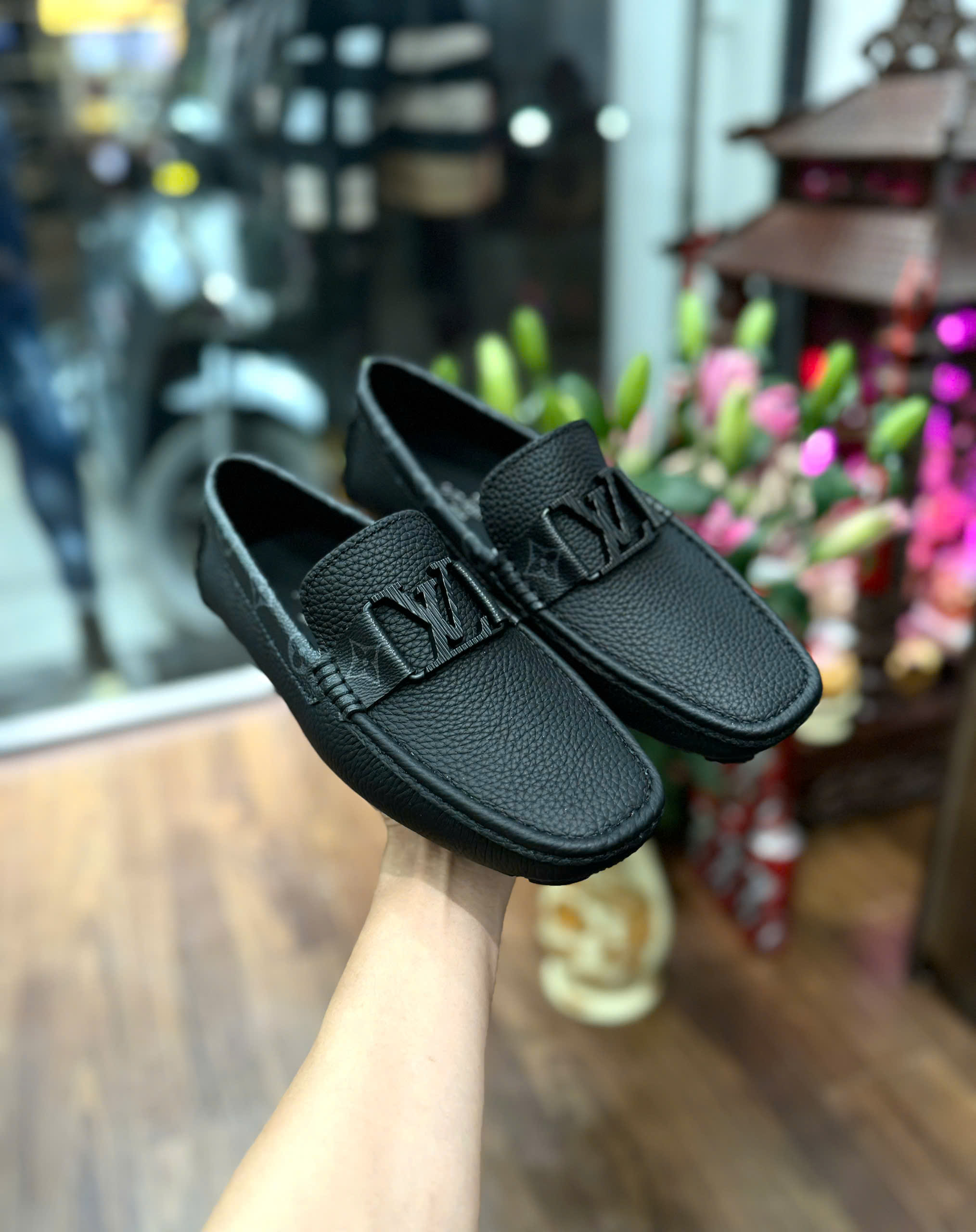 Giày lười moca Louis Vuitton LV Đen họa tiết hoa vân dập chìm Like Auth 1-1 on web fullbox MK
