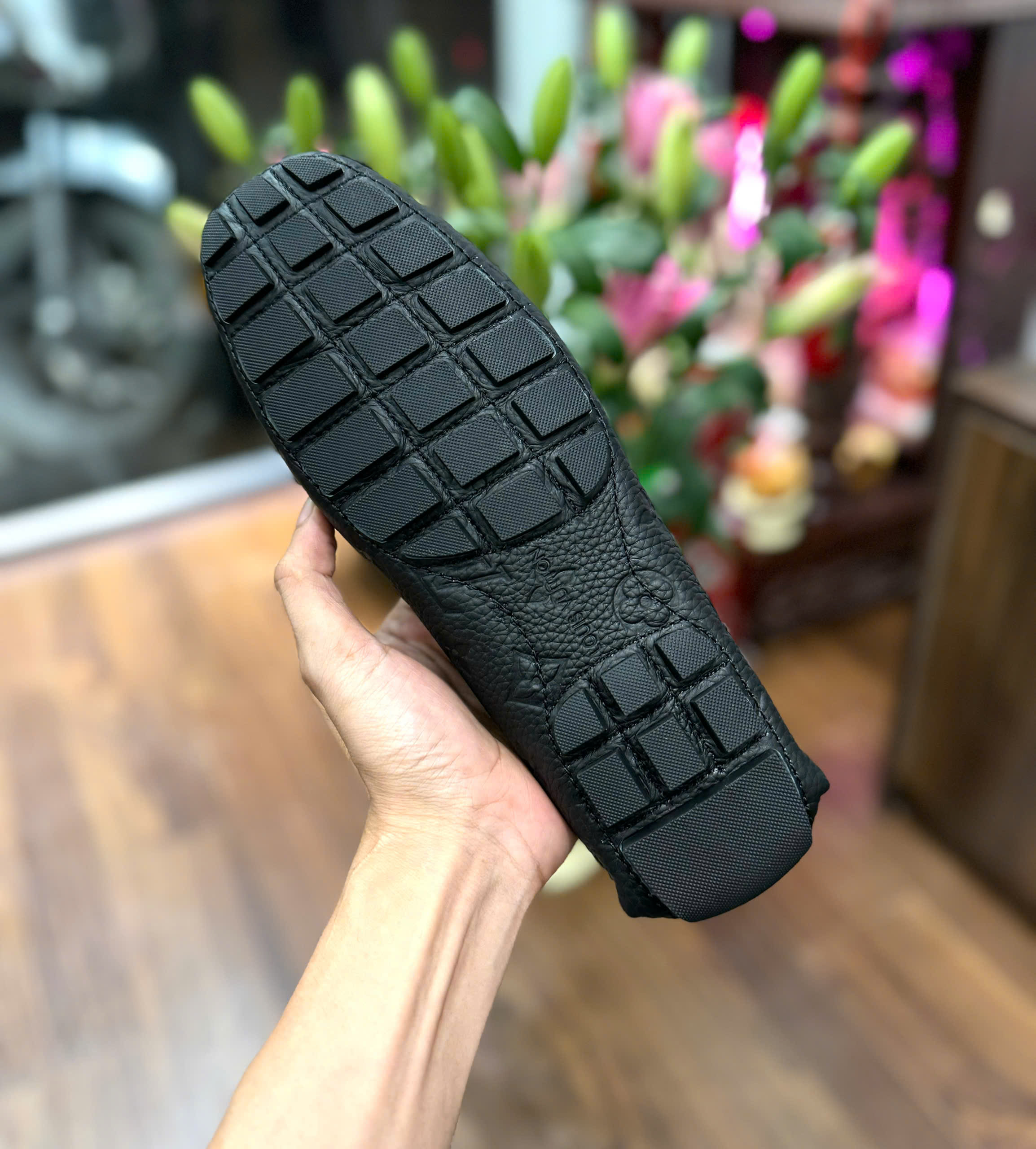 Giày lười moca Louis Vuitton LV Đen họa tiết hoa vân dập chìm Like Auth 1-1 on web fullbox MK