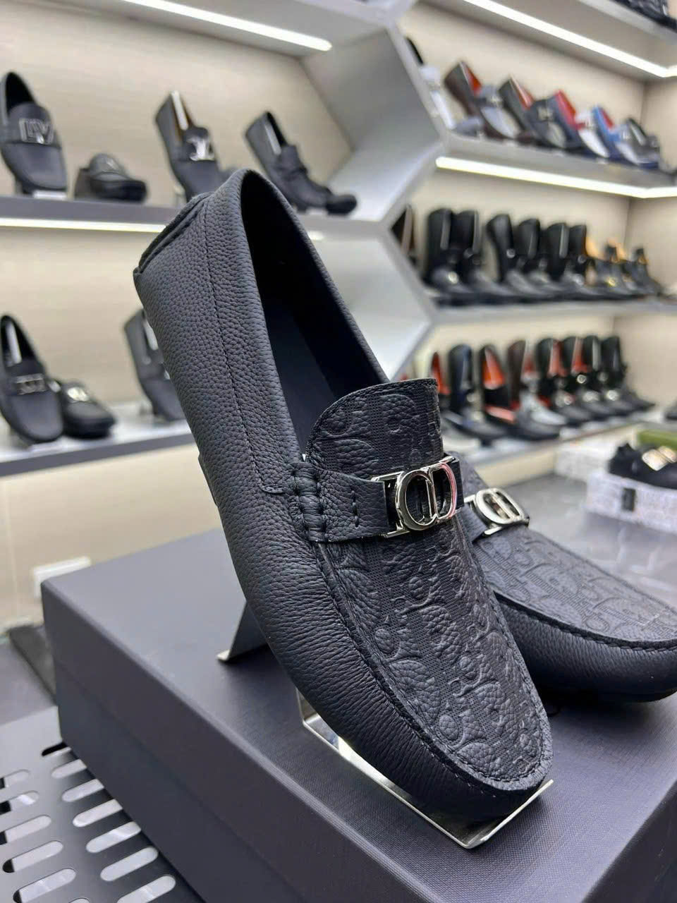 Giày lười moca Dior CD Đen họa tiết monogram dập chìm logo CD kim loại Like Auth 1-1 on web fullbox LK