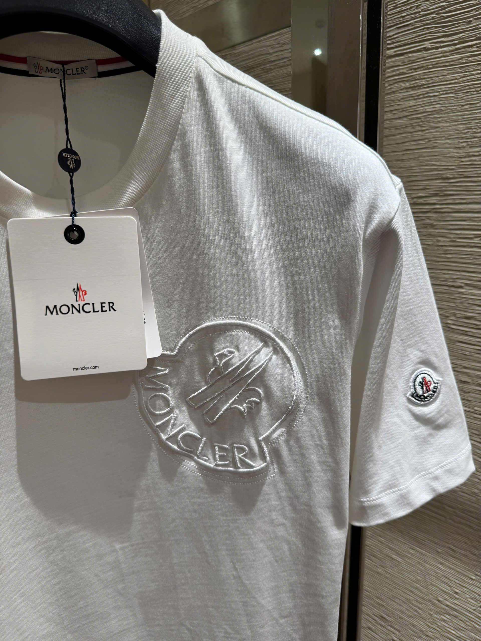 Áo phông T-shirt Moncler M logo thêu nổi ngực Like Auth on web NV
