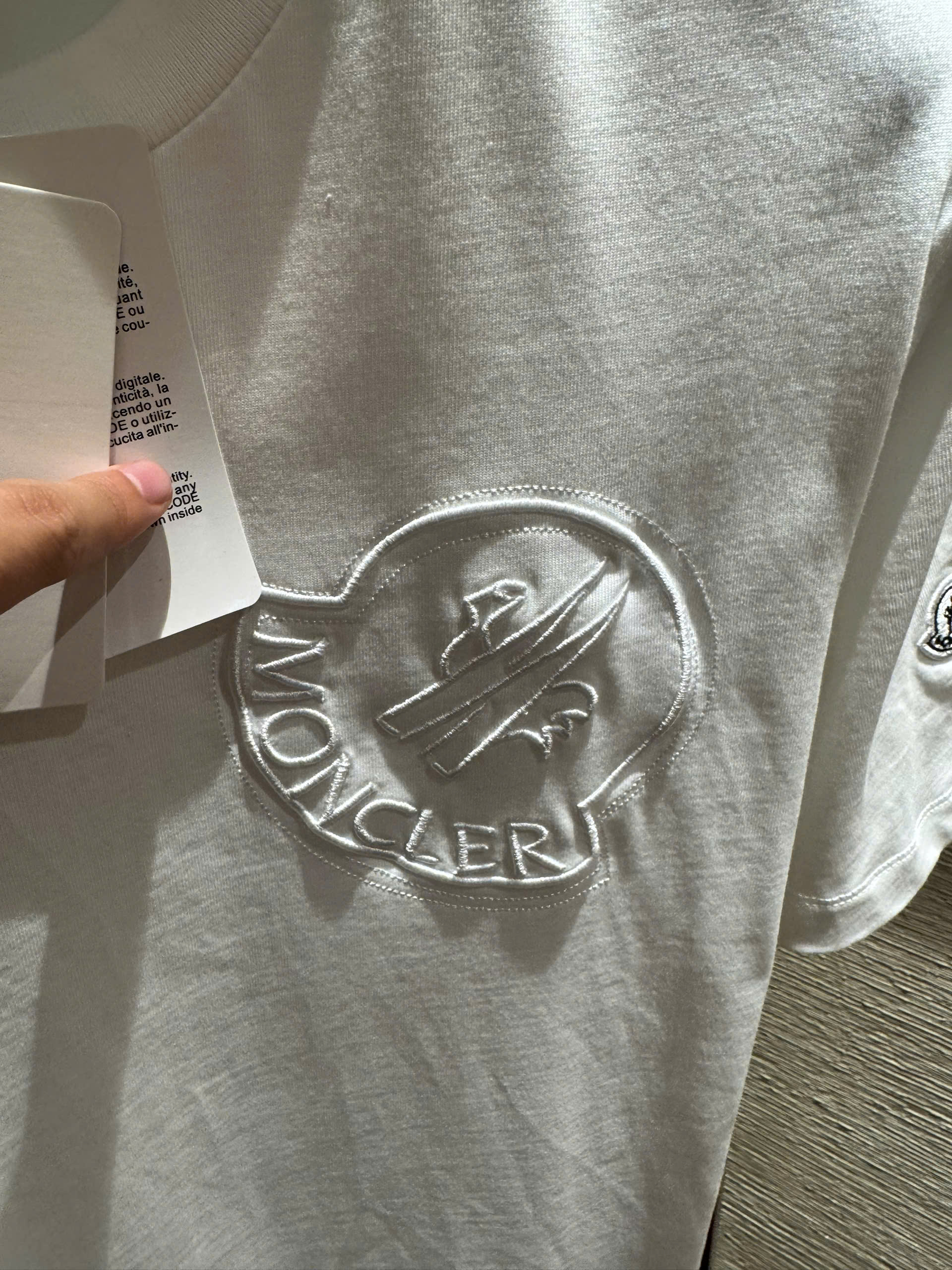 Áo phông T-shirt Moncler M logo thêu nổi ngực Like Auth on web NV