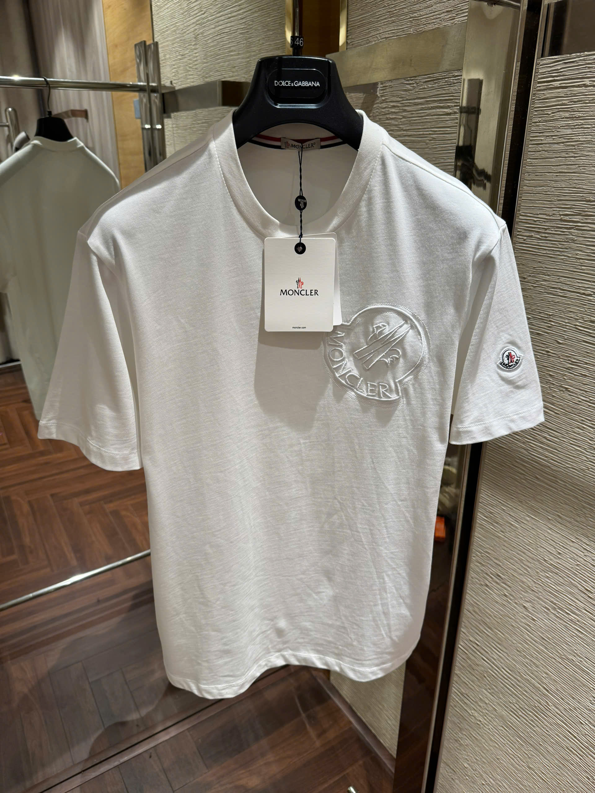 Áo phông T-shirt Moncler M logo thêu nổi ngực Like Auth on web NV