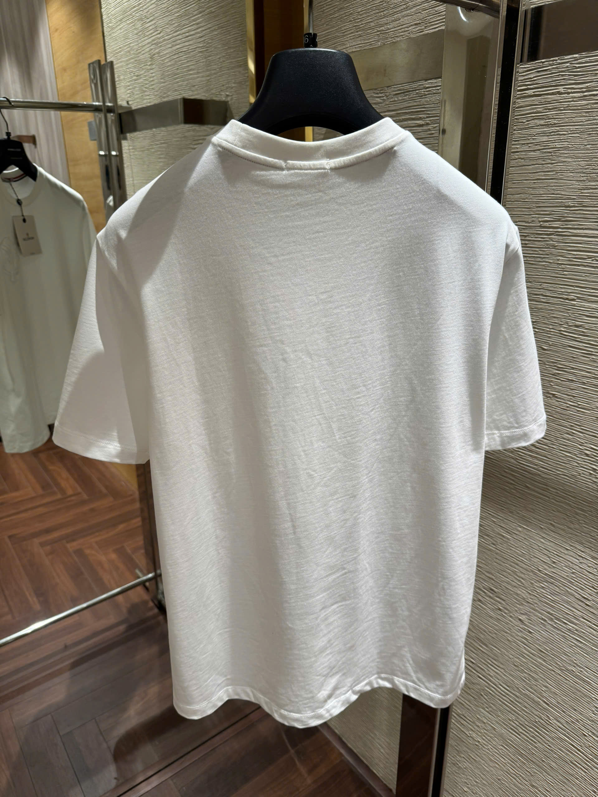 Áo phông T-shirt Moncler M logo thêu nổi ngực Like Auth on web NV