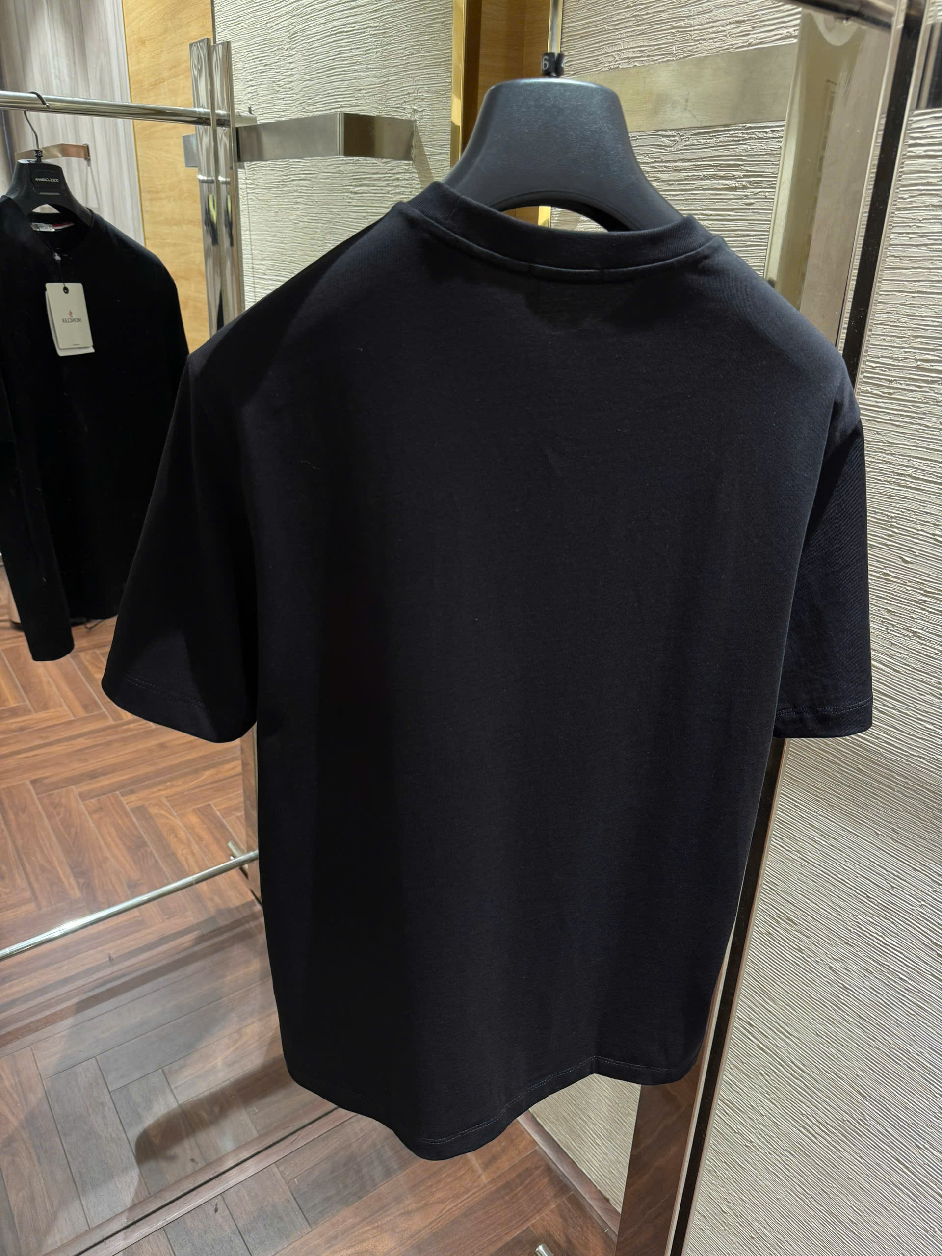 Áo phông T-shirt Moncler M logo thêu nổi ngực Like Auth on web NV
