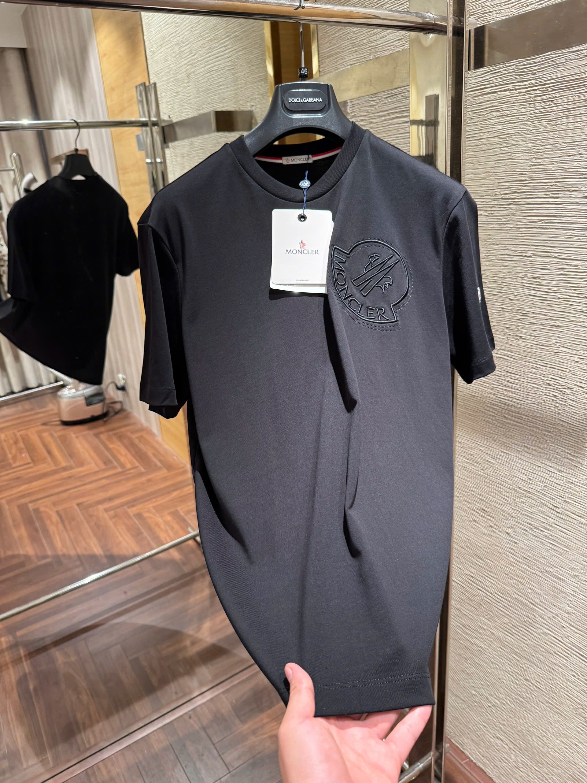 Áo phông T-shirt Moncler M logo thêu nổi ngực Like Auth on web NV