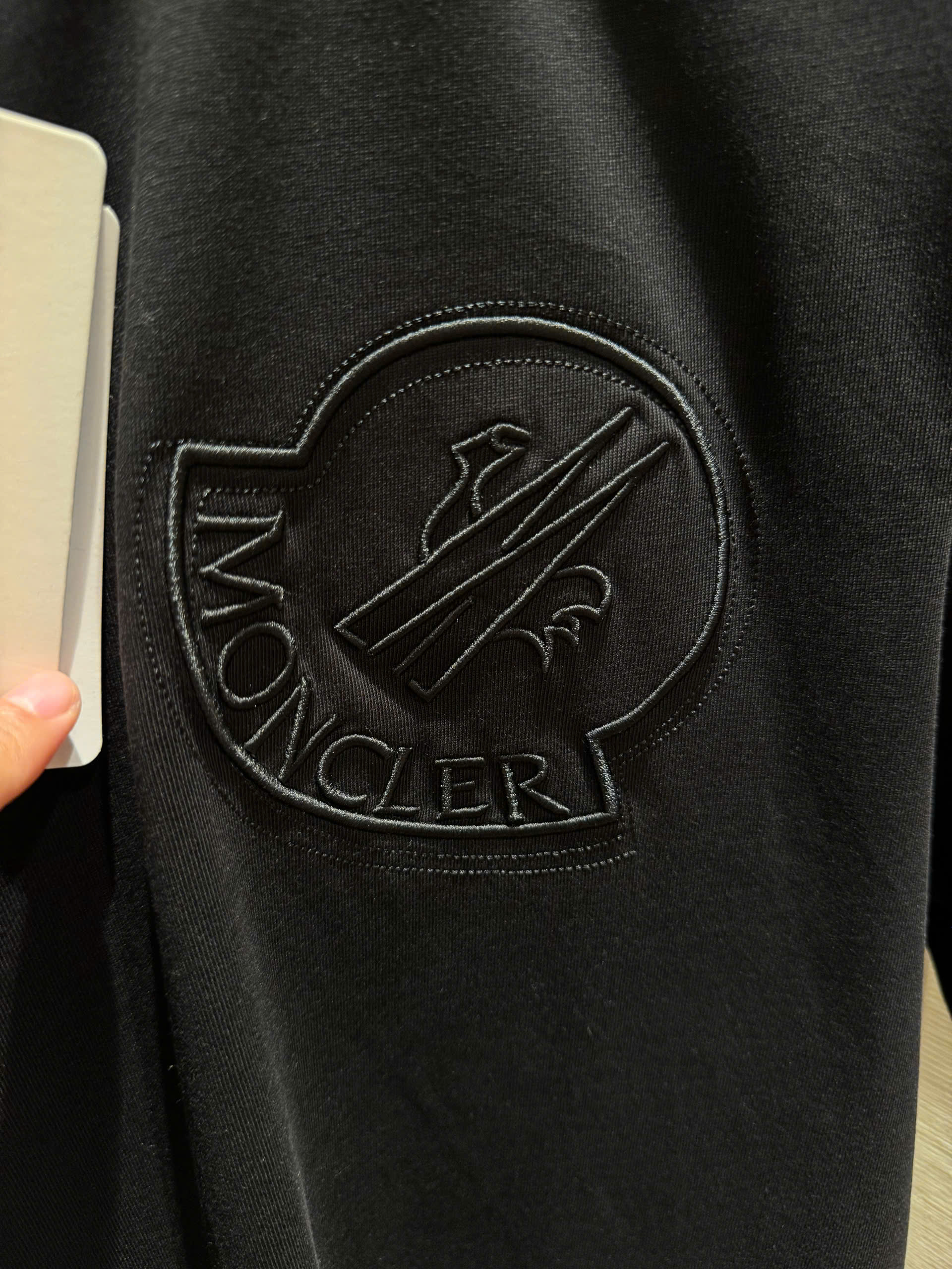 Áo phông T-shirt Moncler M logo thêu nổi ngực Like Auth on web NV