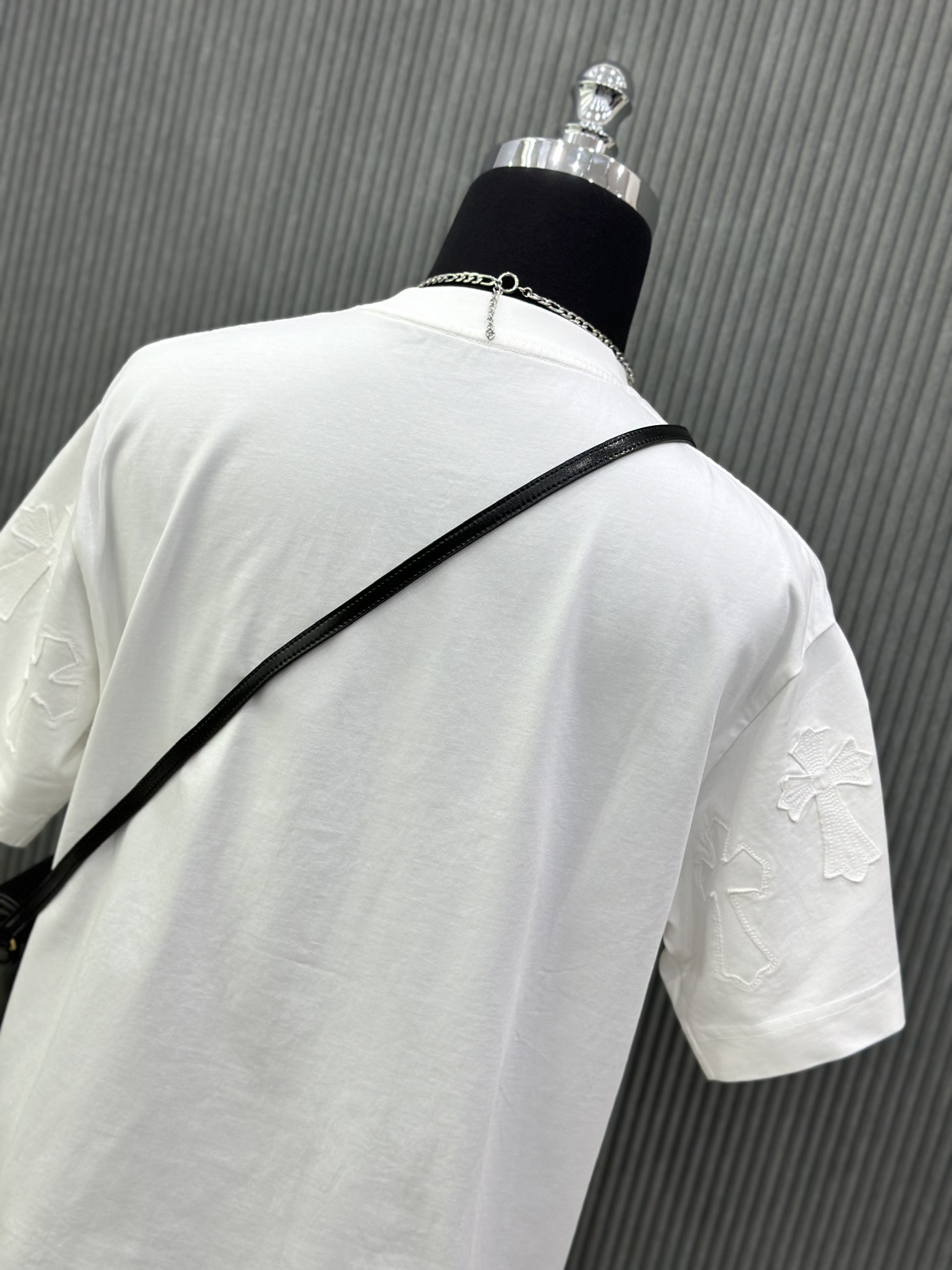 Áo phông T-shirt Chrome Heart CH rách lỗ cổ ghim băng logo thêu tay Like Auth on web VTN