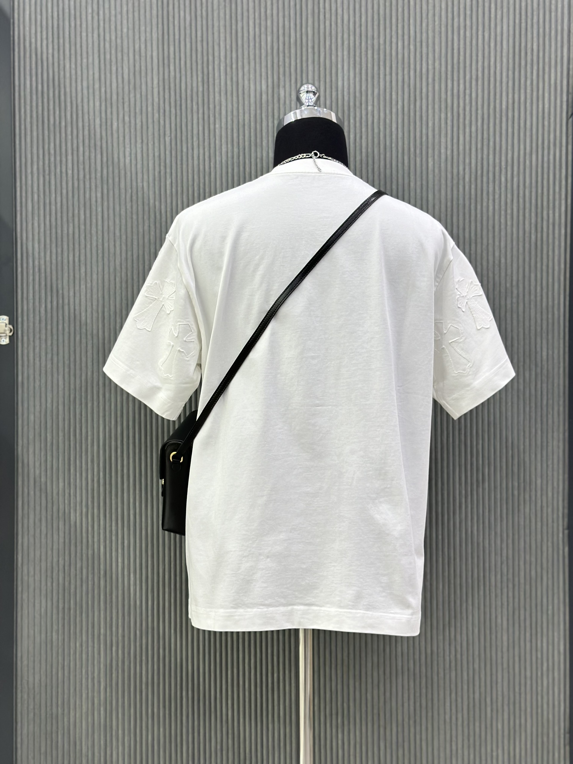 Áo phông T-shirt Chrome Heart CH rách lỗ cổ ghim băng logo thêu tay Like Auth on web VTN