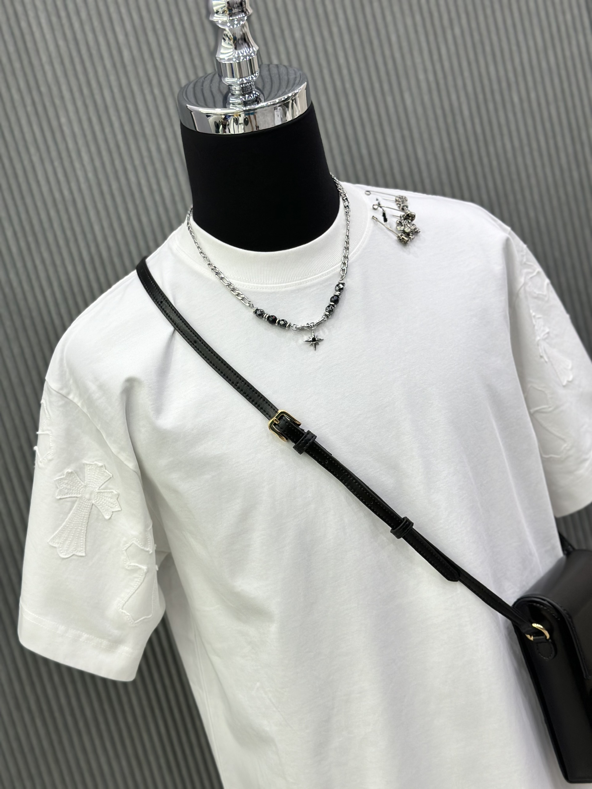 Áo phông T-shirt Chrome Heart CH rách lỗ cổ ghim băng logo thêu tay Like Auth on web VTN