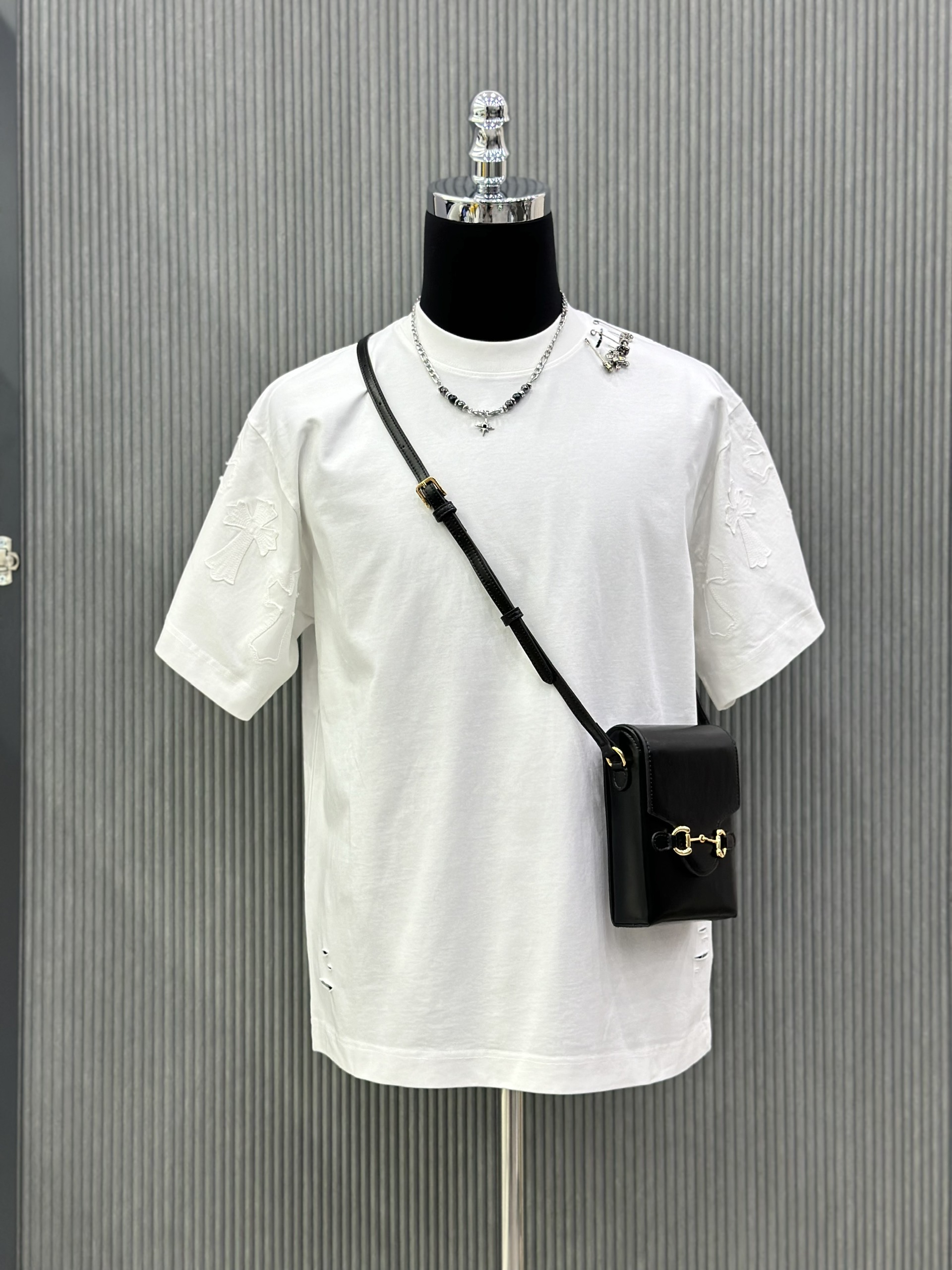 Áo phông T-shirt Chrome Heart CH rách lỗ cổ ghim băng logo thêu tay Like Auth on web VTN