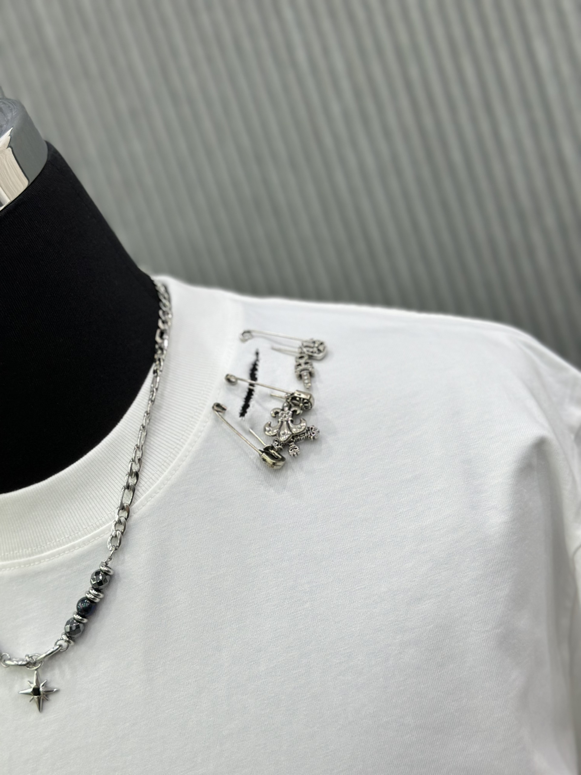 Áo phông T-shirt Chrome Heart CH rách lỗ cổ ghim băng logo thêu tay Like Auth on web VTN