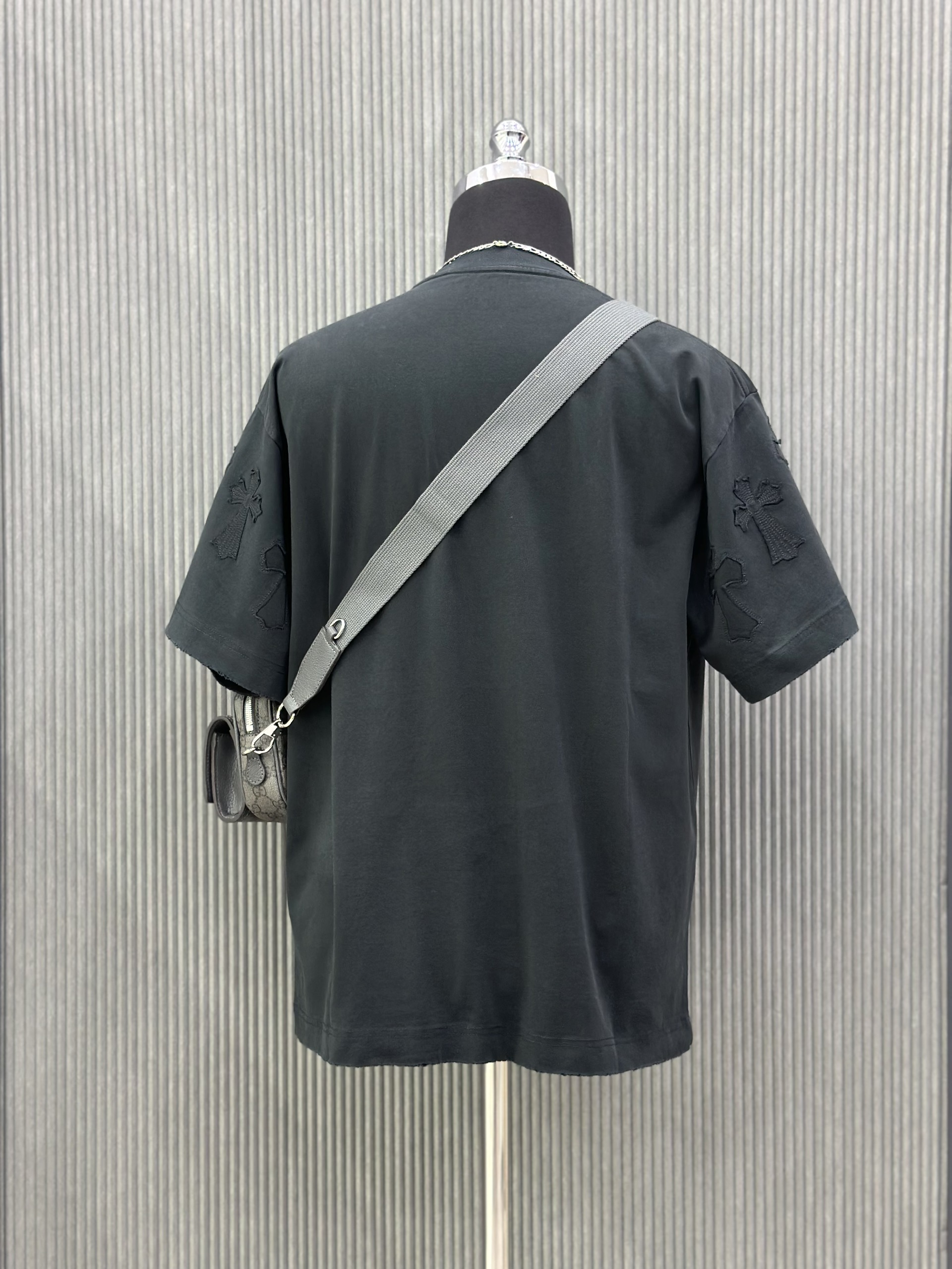 Áo phông T-shirt Chrome Heart CH rách lỗ cổ ghim băng logo thêu tay Like Auth on web VTN