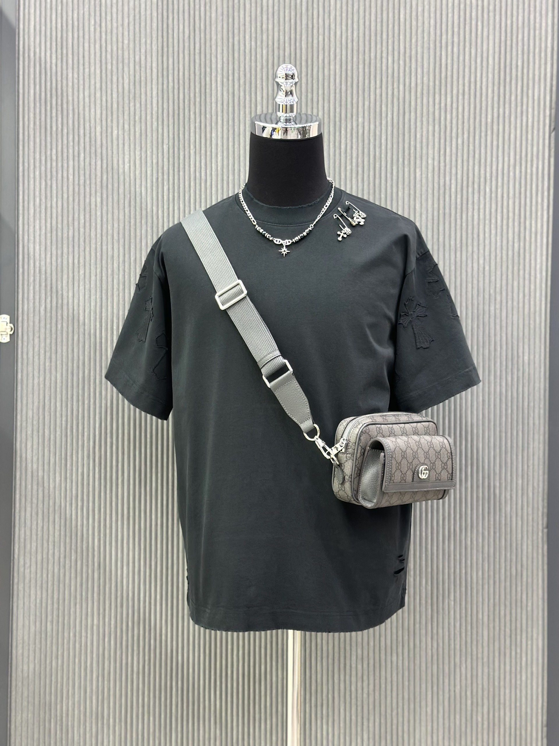 Áo phông T-shirt Chrome Heart CH rách lỗ cổ ghim băng logo thêu tay Like Auth on web VTN