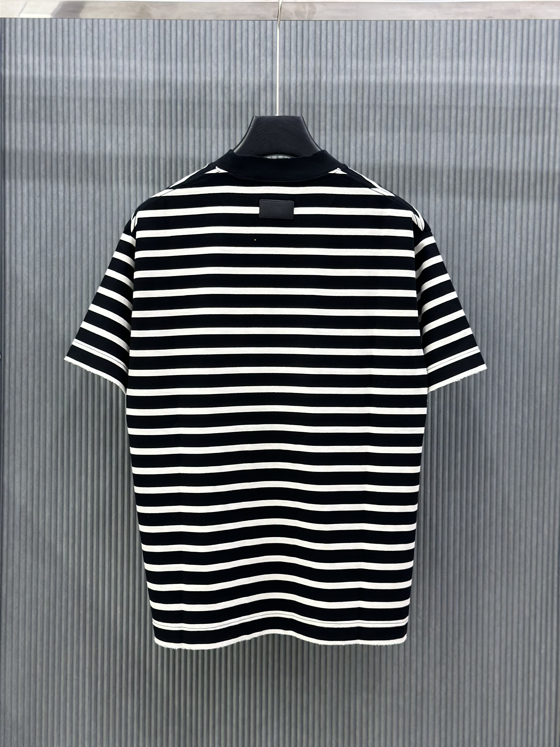 Áo phông T-shirt JIL SANDER kẻ sọc Đen Trắng logo chữ nhũ Xám ngực Like Auth on web VTN