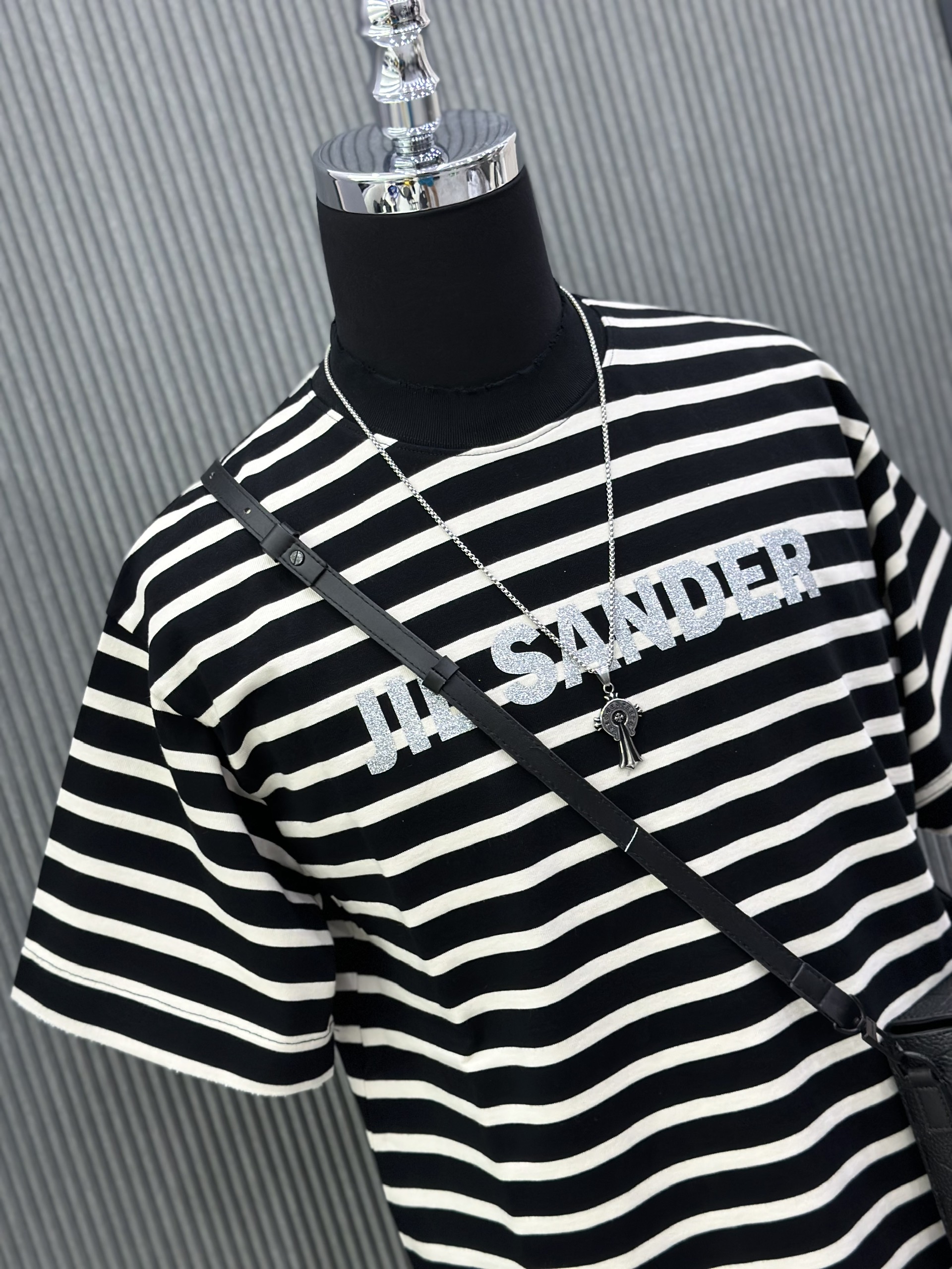 Áo phông T-shirt JIL SANDER kẻ sọc Đen Trắng logo chữ nhũ Xám ngực Like Auth on web VTN