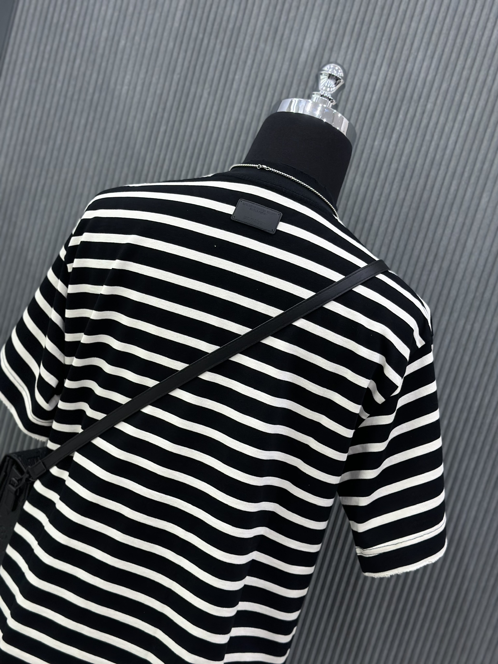 Áo phông T-shirt JIL SANDER kẻ sọc Đen Trắng logo chữ nhũ Xám ngực Like Auth on web VTN