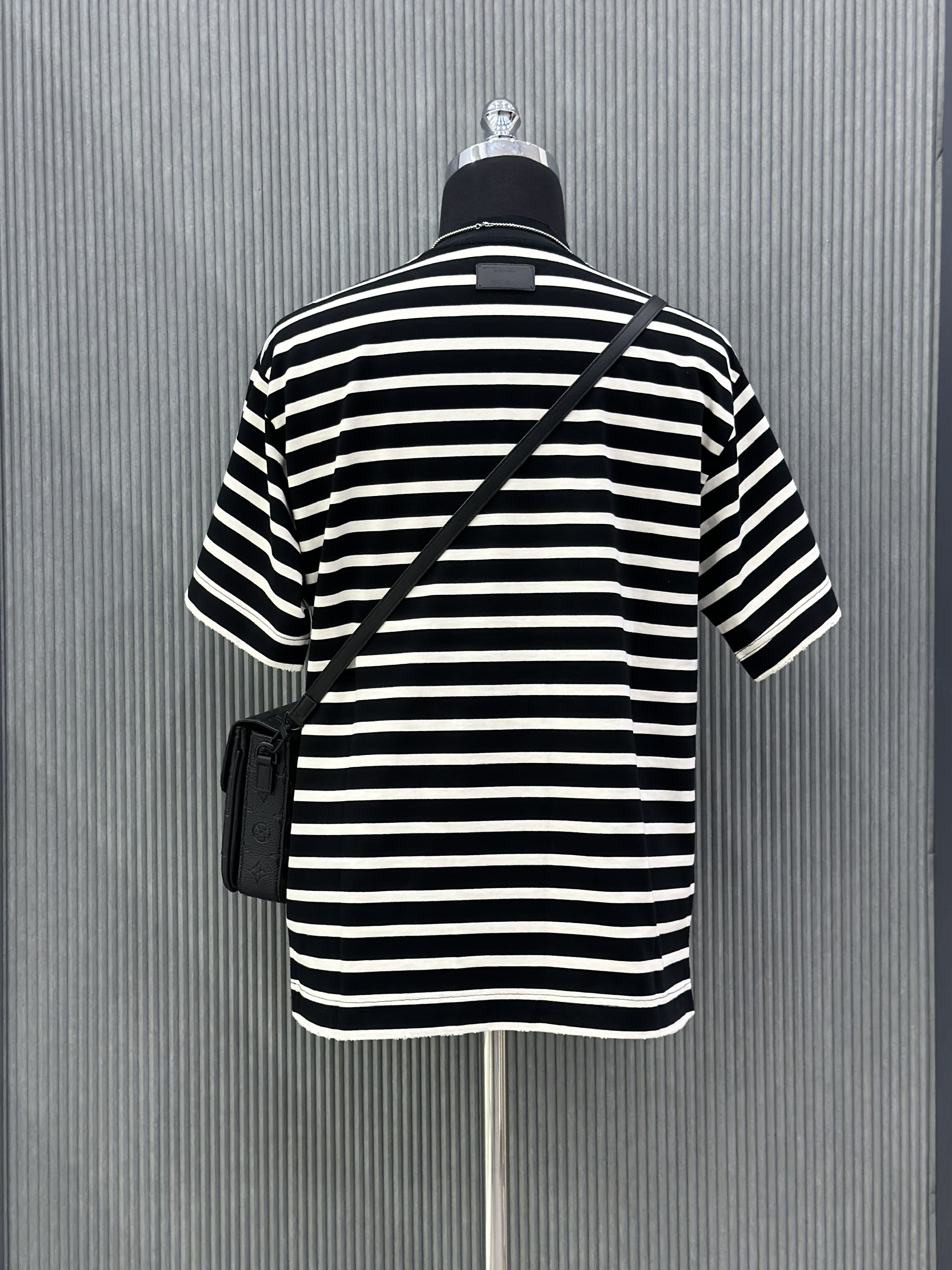 Áo phông T-shirt JIL SANDER kẻ sọc Đen Trắng logo chữ nhũ Xám ngực Like Auth on web VTN