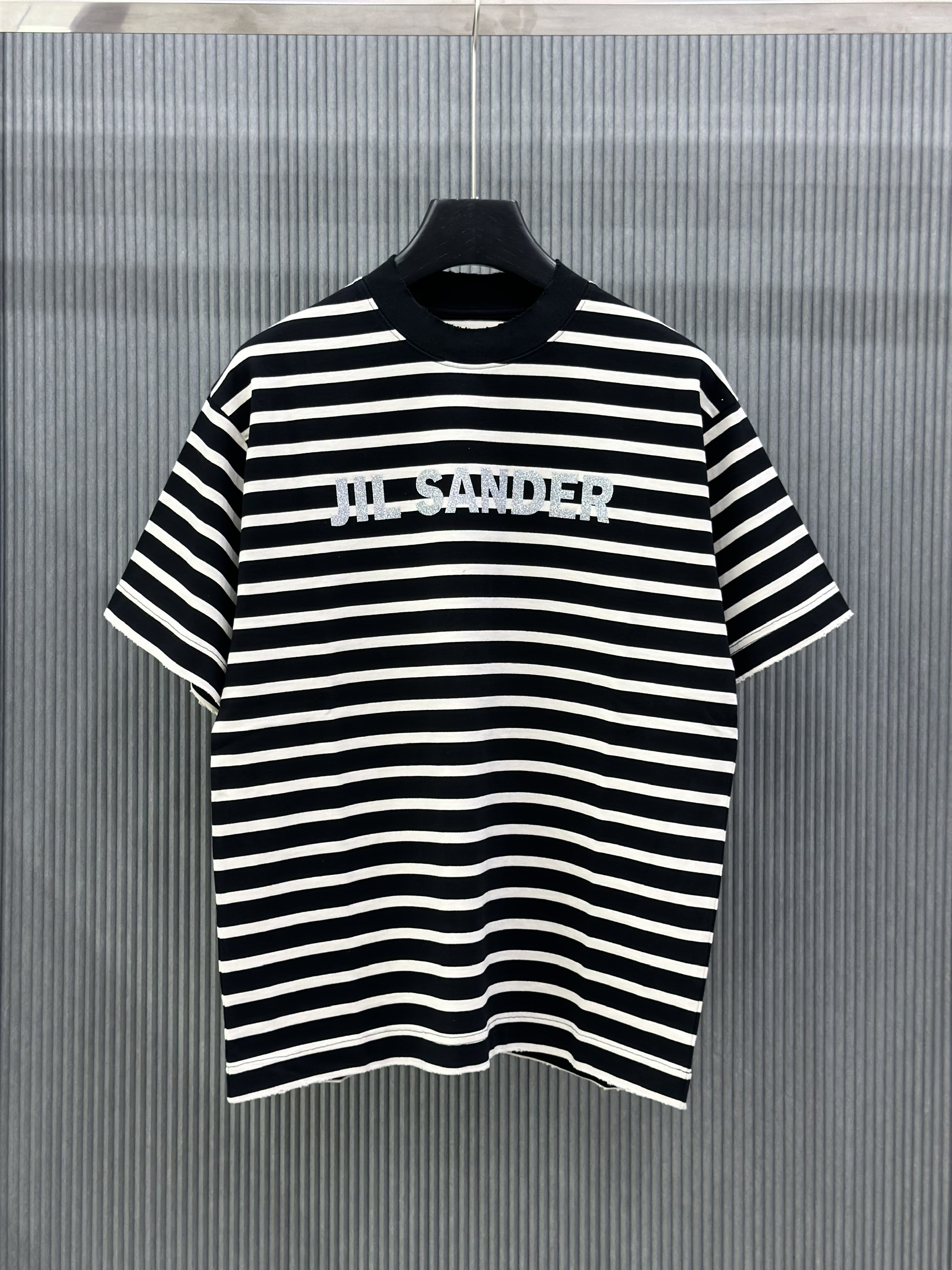 Áo phông T-shirt JIL SANDER kẻ sọc Đen Trắng logo chữ nhũ Xám ngực Like Auth on web VTN